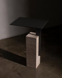 Tavolino Mono che combina travertino e metallo in stile moderno, grigio scuro