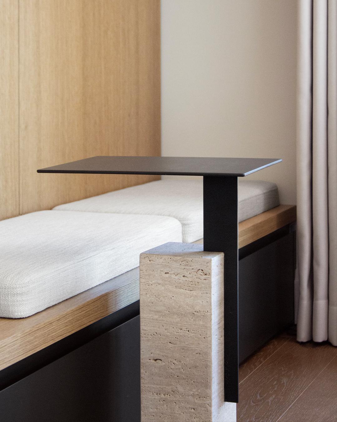 Turc Table d'appoint Mono alliant travertin et métal moderne, gris foncé en vente