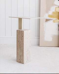 Tavolino Mono che combina travertino e metallo in stile moderno, bianco sporco