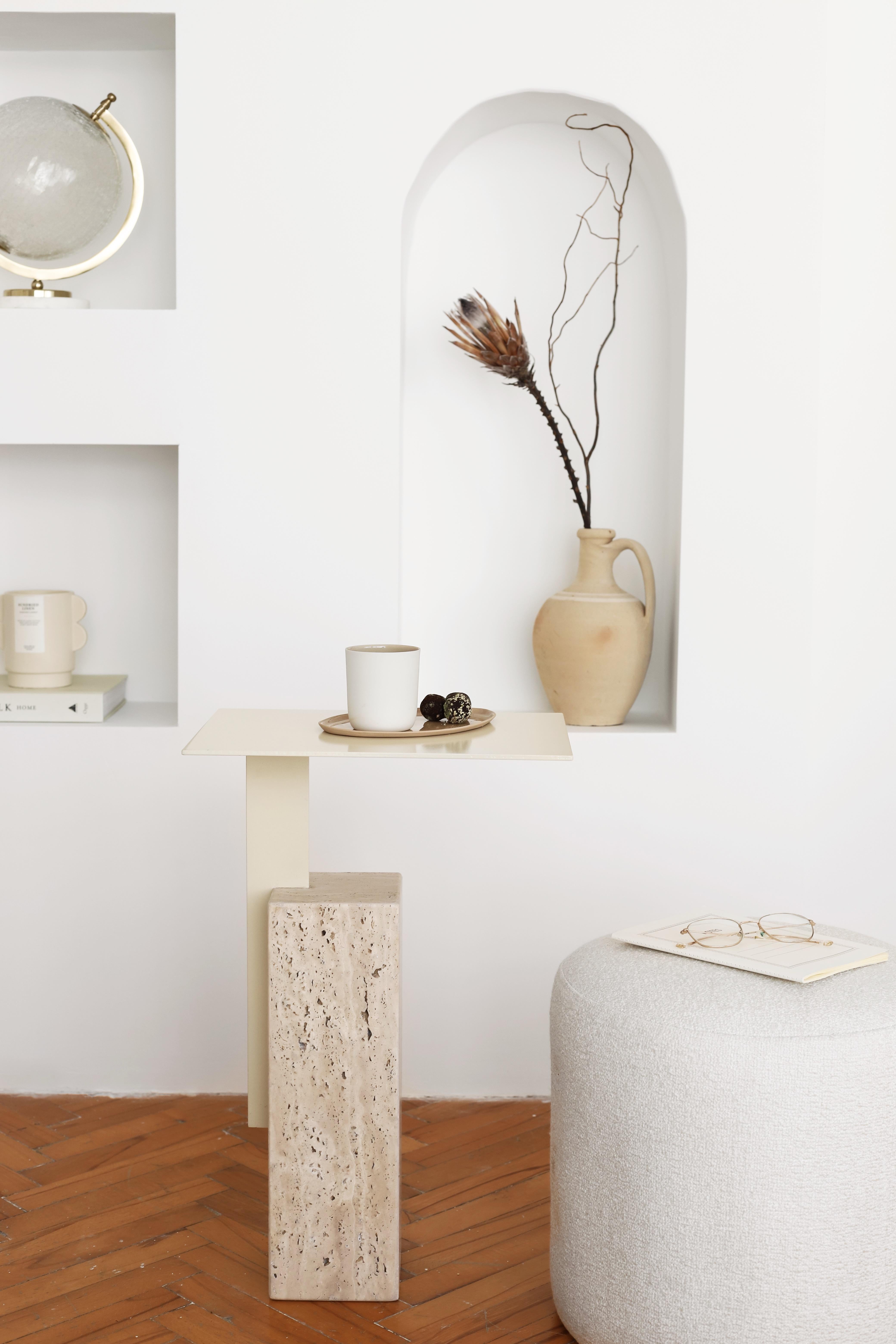 Teint Table d'appoint Mono combinant travertin et métal de style moderne, blanc cassé en vente