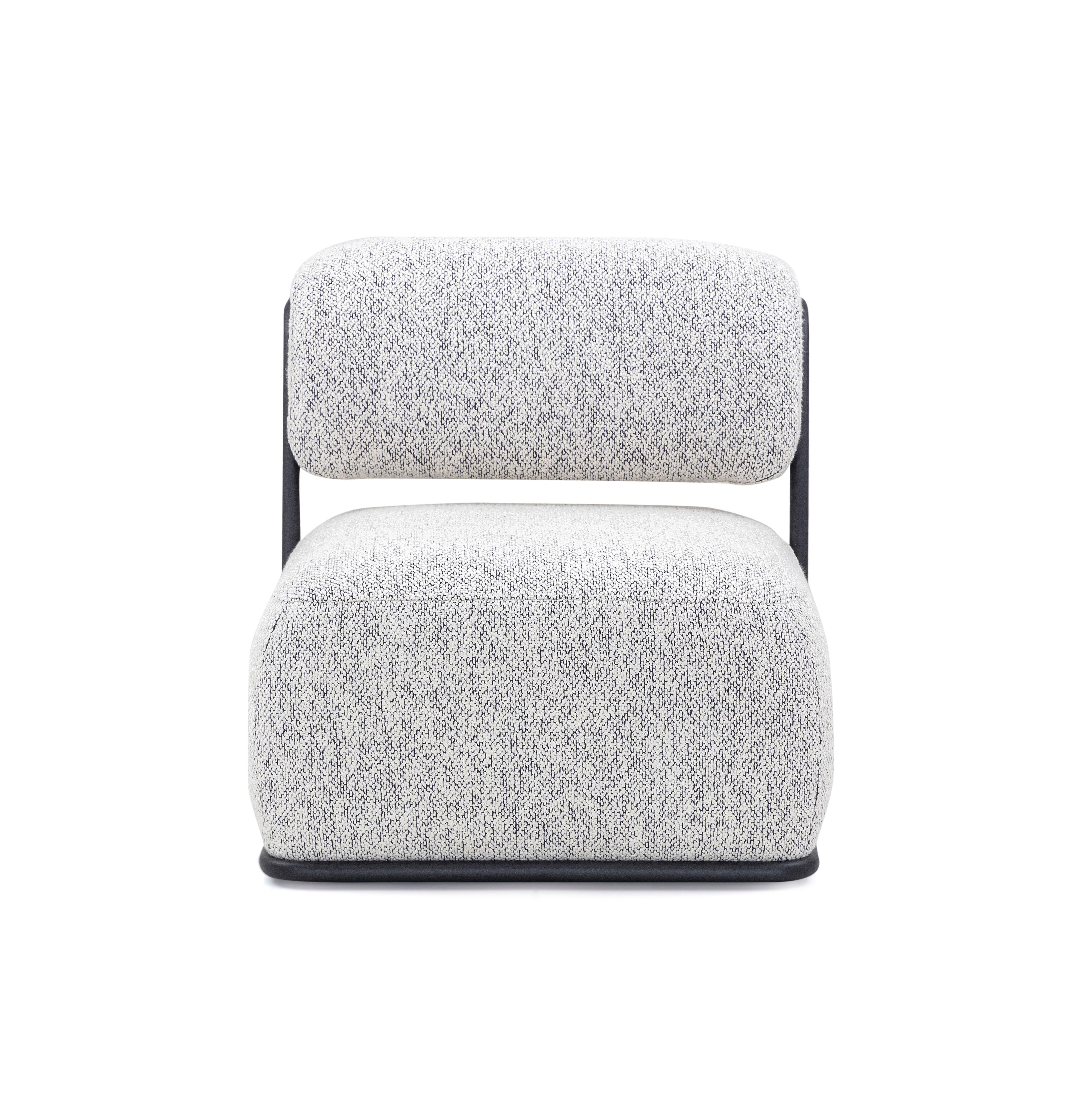 La silla deslizante Mono de Sérgio Batista para Uultis es una obra maestra contemporánea de forma y función, diseñada para integrarse a la perfección en interiores modernos y minimalistas. Este sillón auxiliar cuenta con una elegante base de metal