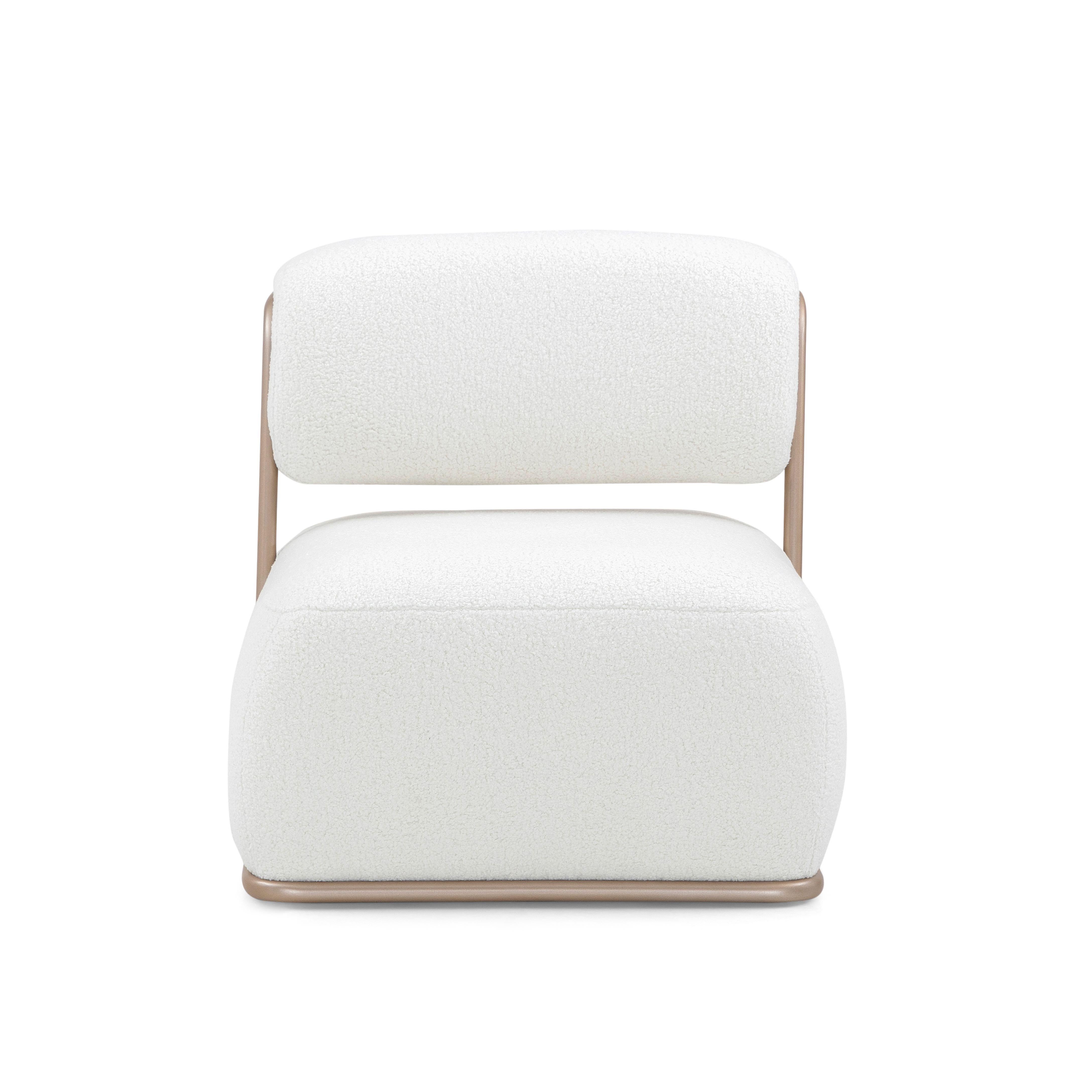 Dieser skulpturale Pantoffelstuhl verbindet raffinierten Minimalismus mit ruhigem Luxus. Der Stuhl Mono aus der Uultis Design-Kollektion besteht aus einem weichen weißen Schafslederimitat, einer flachen Silhouette und einem durchgehenden Rahmen in