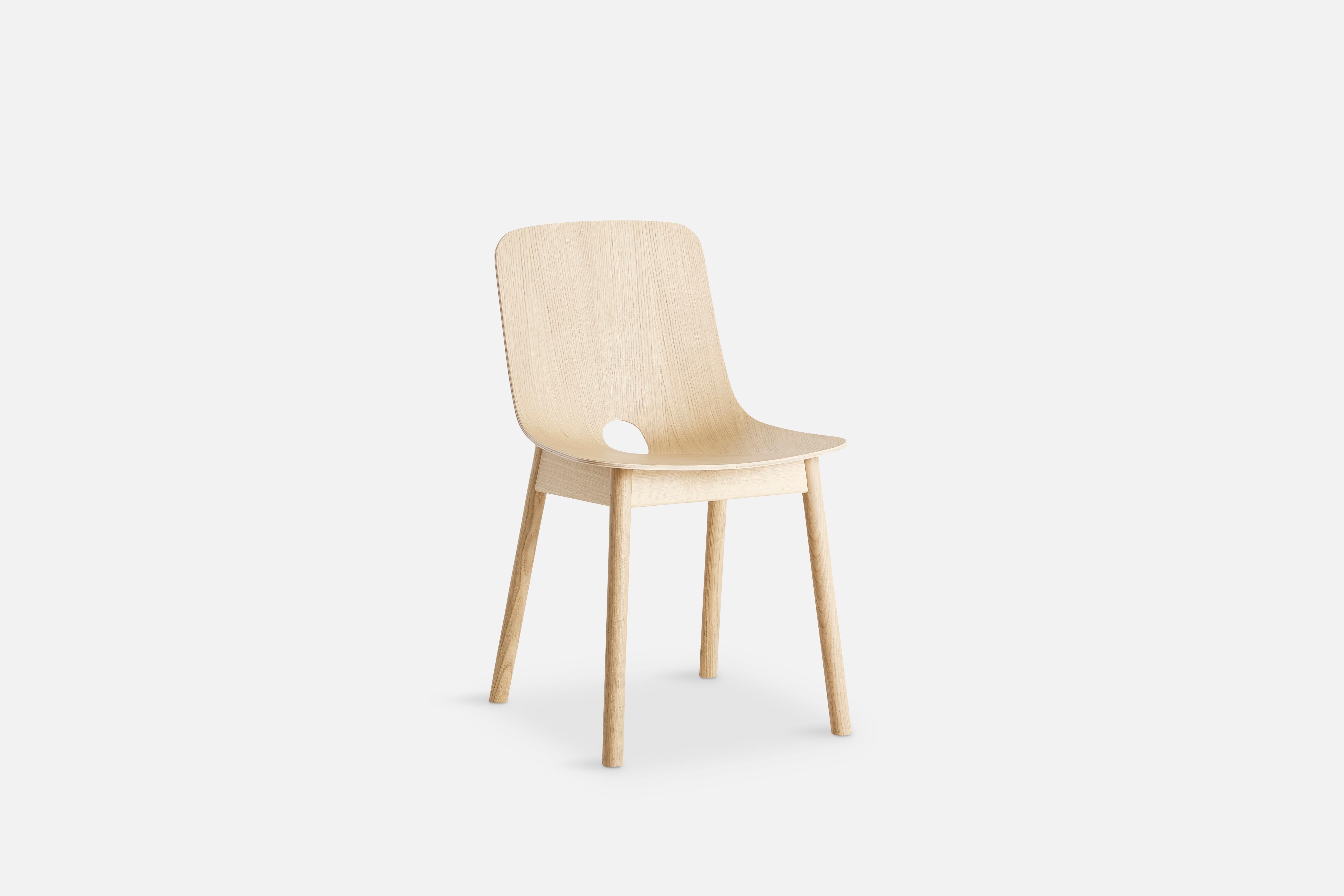 Mono white dining chair by Kasper Nyman.
Materials: Solid Oak, Oak Venner.
Dimensions: D 51 x W 45 x H 78 cm.

WOUD
The founders, Mia and Torben Koed, decided to put their 30 years of experience into a new project. It was time for a change and