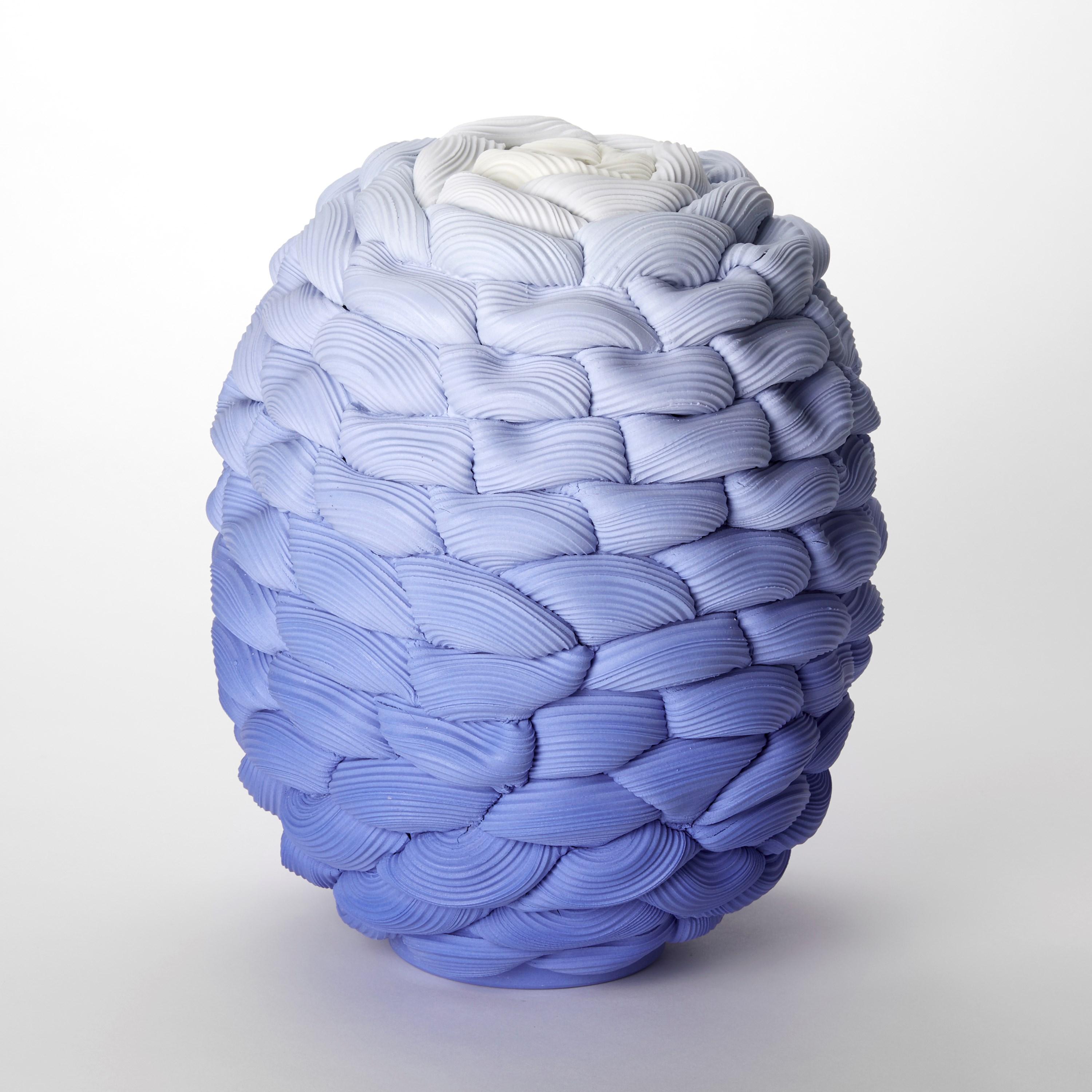 Organico moderno Monochromatic Foldes VIII, scultura in porcellana pariana blu/bianca di Steven Edwards in vendita