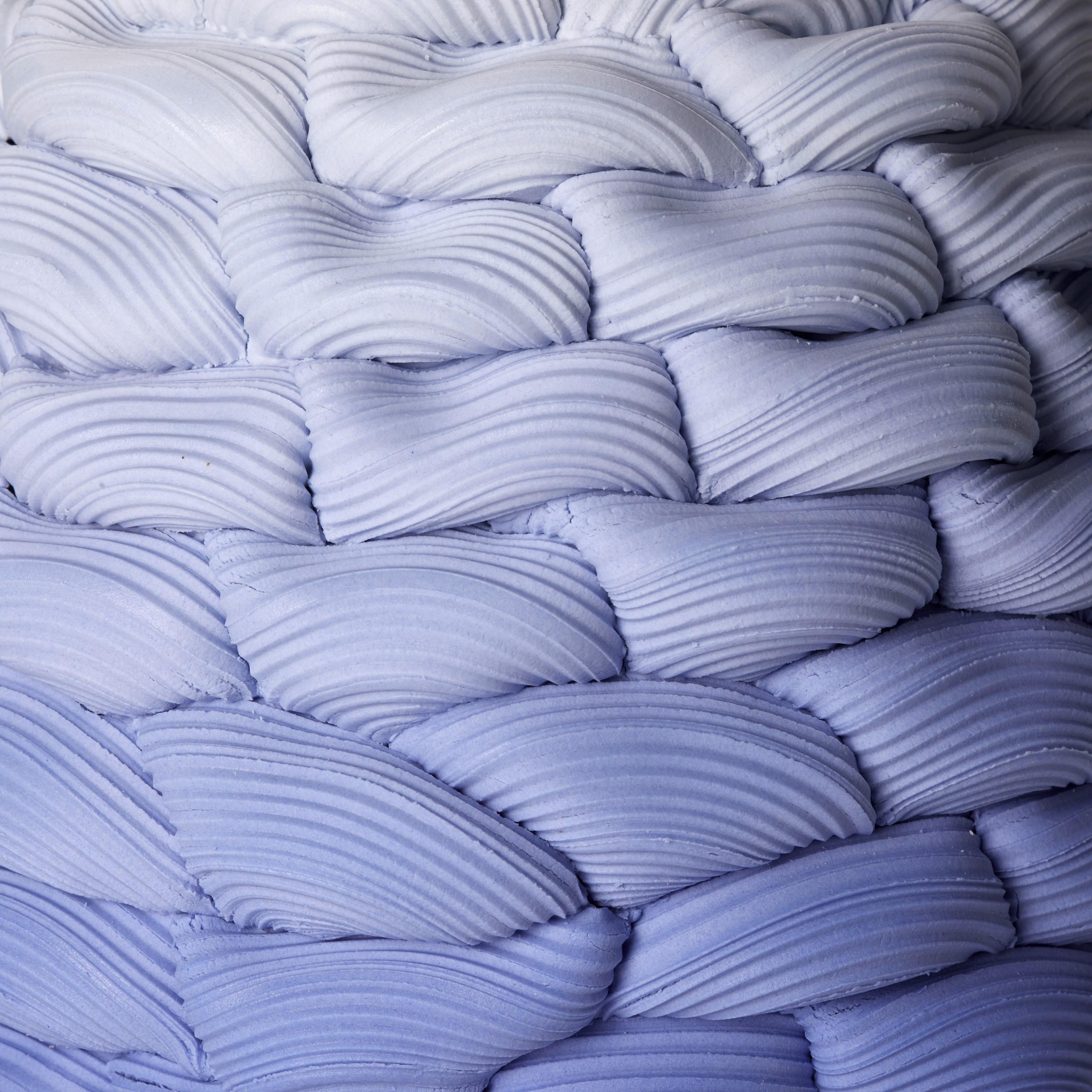 Britannico Monochromatic Foldes VIII, scultura in porcellana pariana blu/bianca di Steven Edwards in vendita