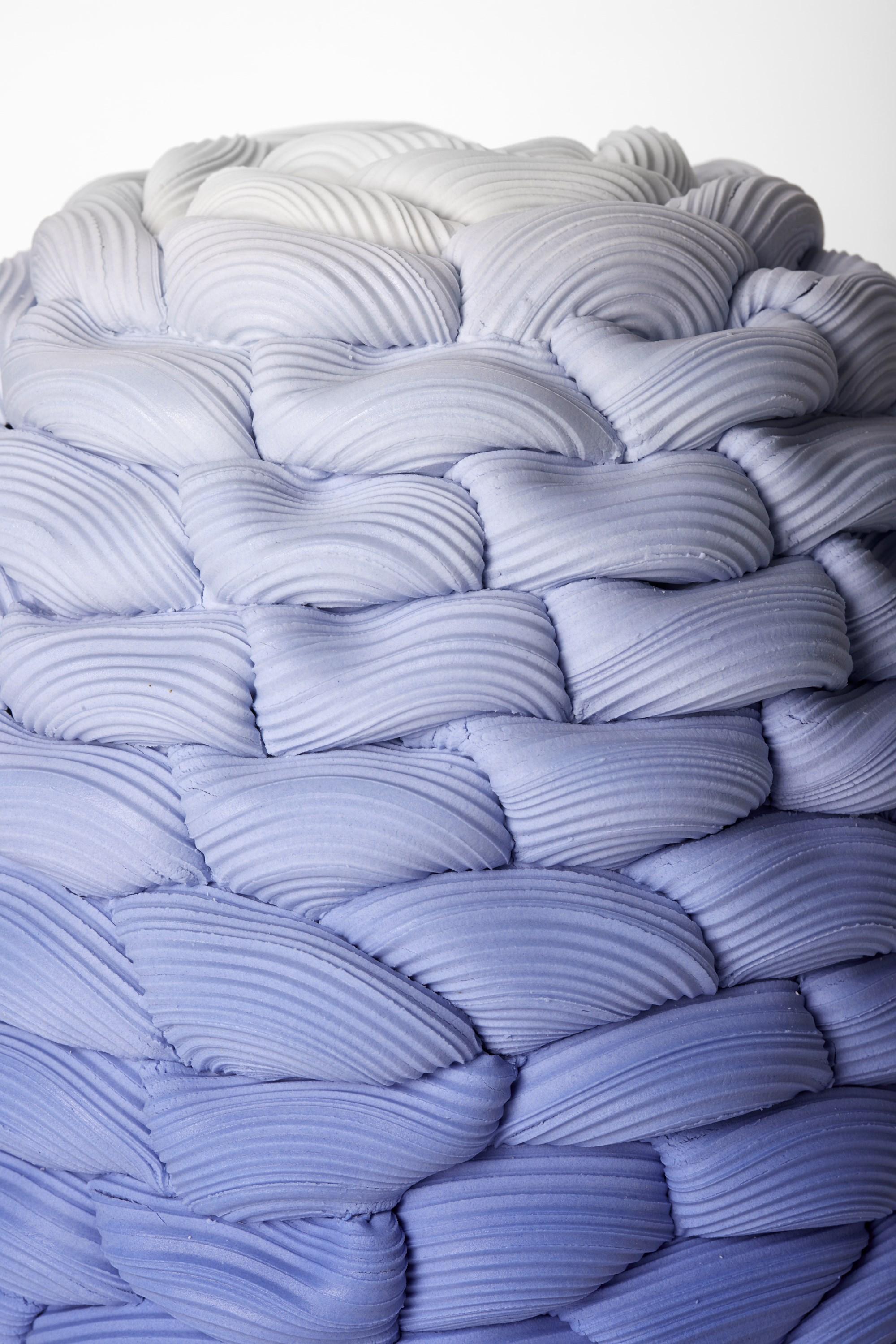 Fatto a mano Monochromatic Foldes VIII, scultura in porcellana pariana blu/bianca di Steven Edwards in vendita