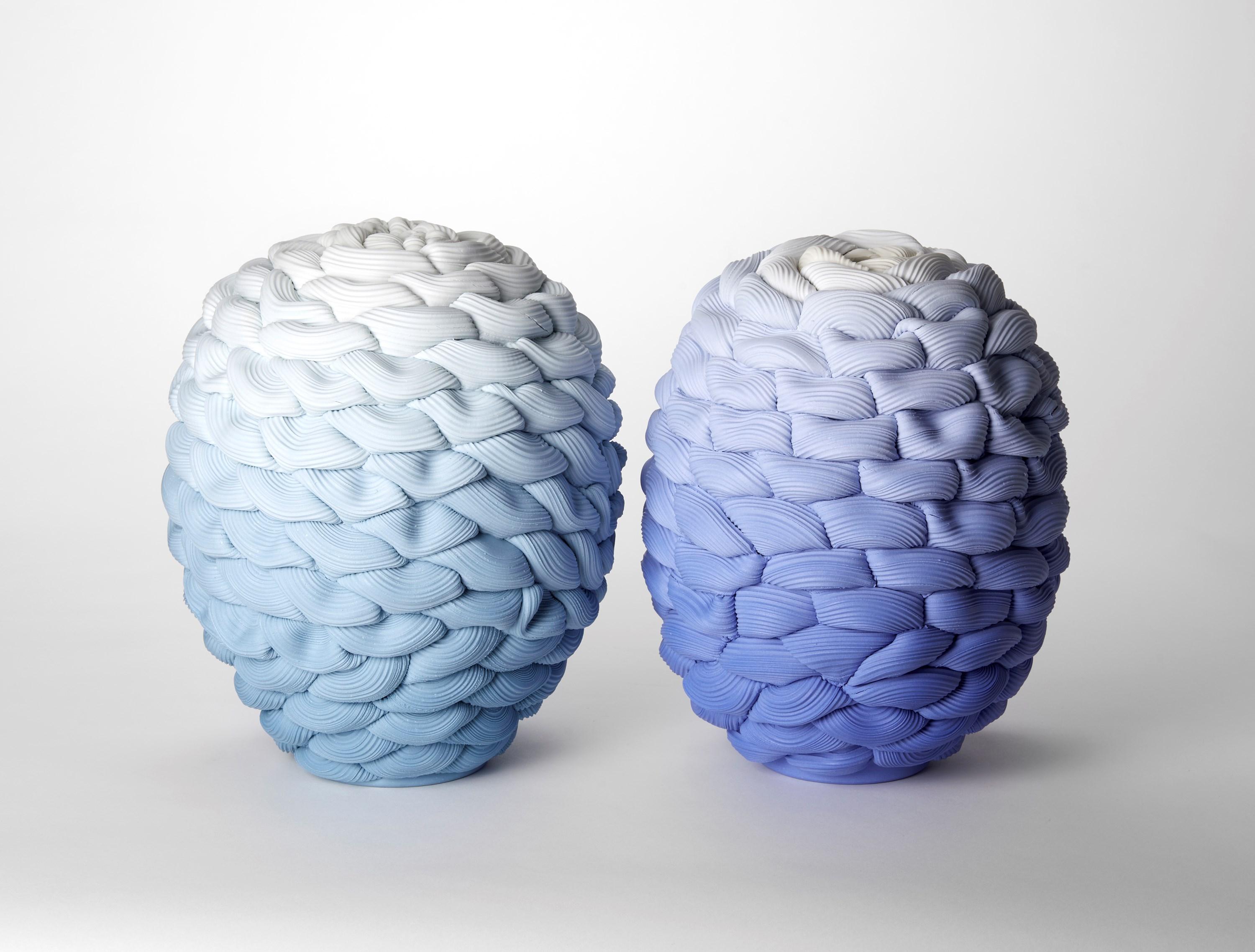 XXI secolo e contemporaneo Monochromatic Foldes VIII, scultura in porcellana pariana blu/bianca di Steven Edwards in vendita