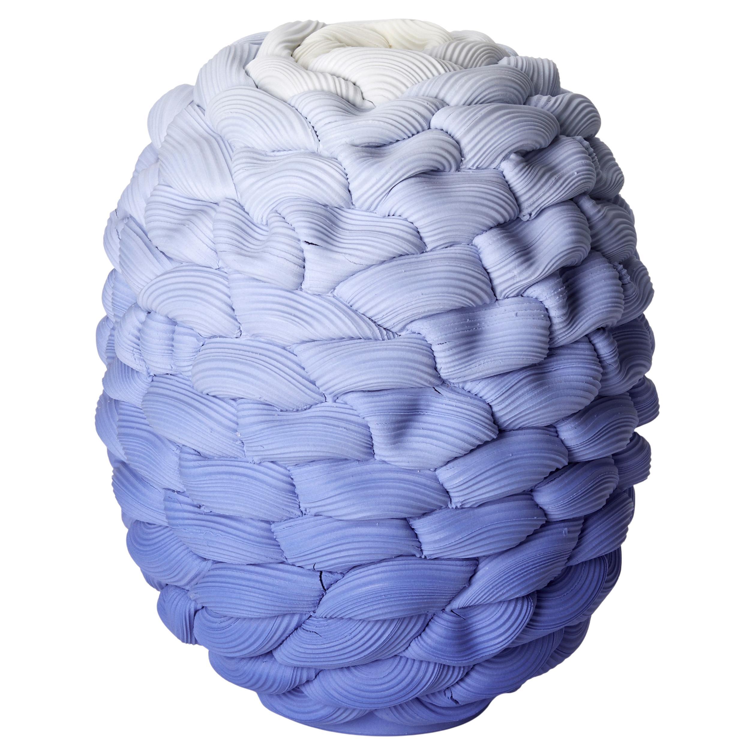 Monochromatic Foldes VIII, sculpture en porcelaine de parian bleue et blanche de Steven Edwards