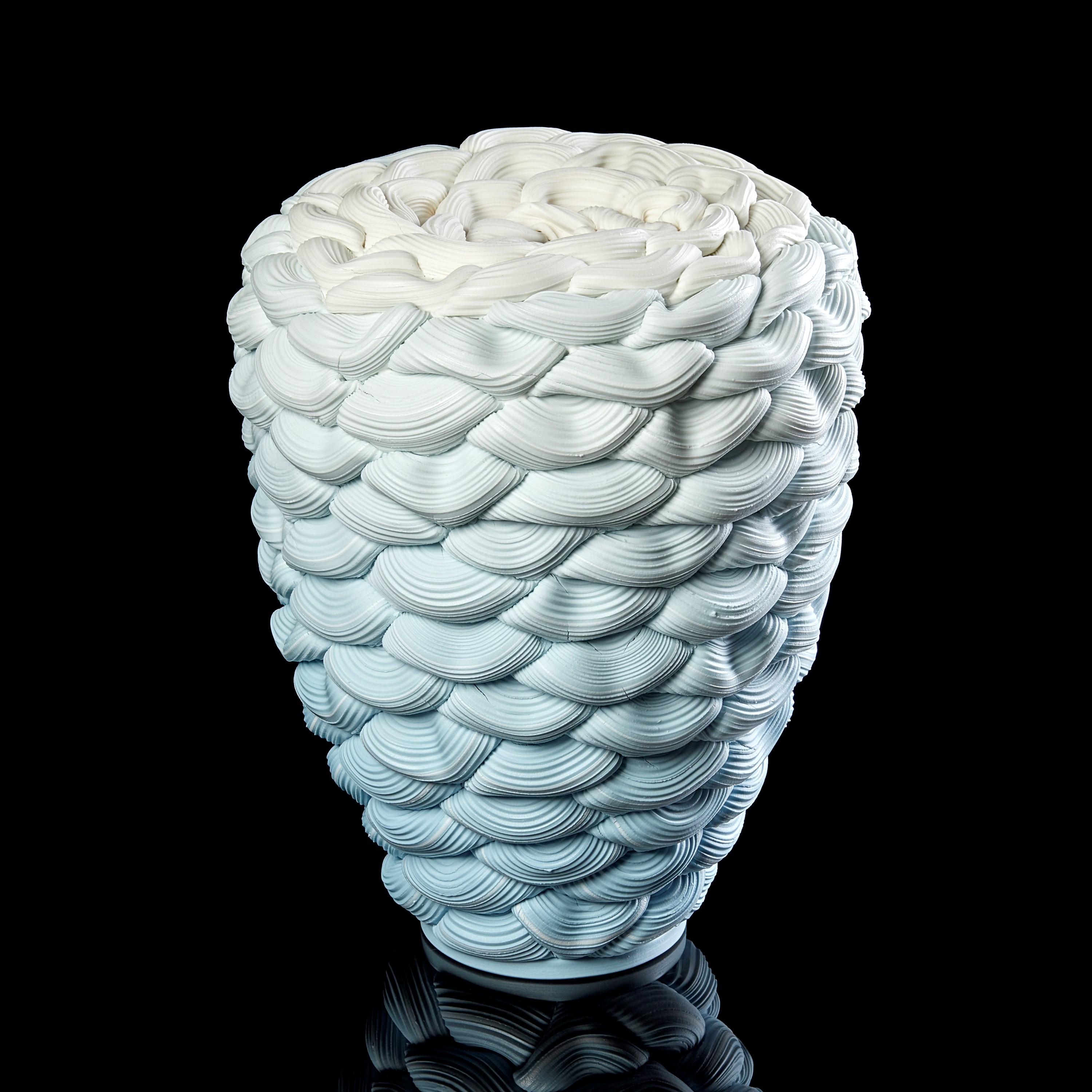 Ceramica Scultura monocromatica Foldes XI, blu e bianca in porcellana parigina di Steven Edwards in vendita