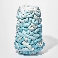 Monochromatic Foldes XV, una scultura in porcellana blu e parian di Steven Edwards