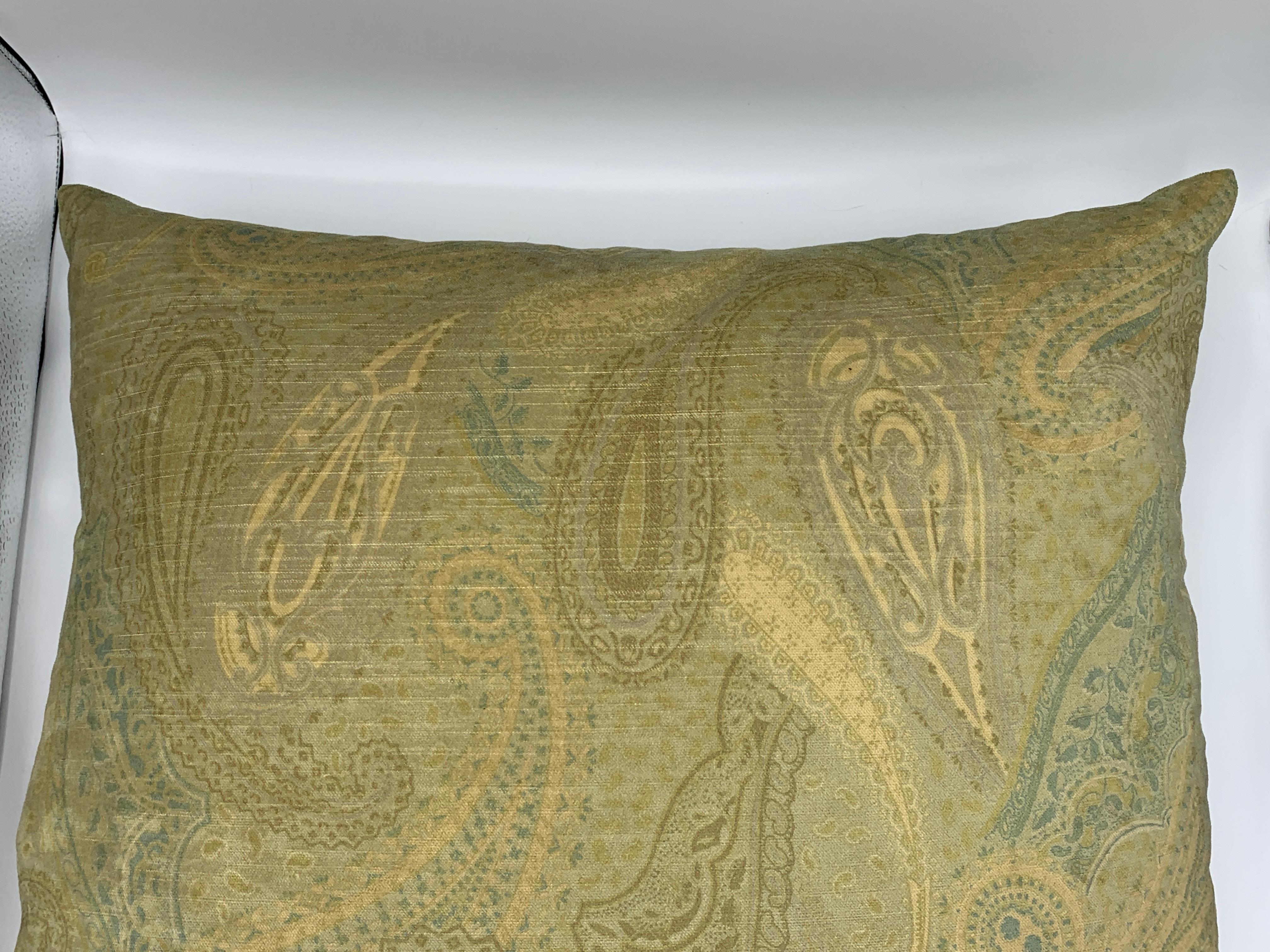 Monochromatic Green Velvet Paisley Motif Pillows, Pair In Good Condition For Sale In Richmond, VA