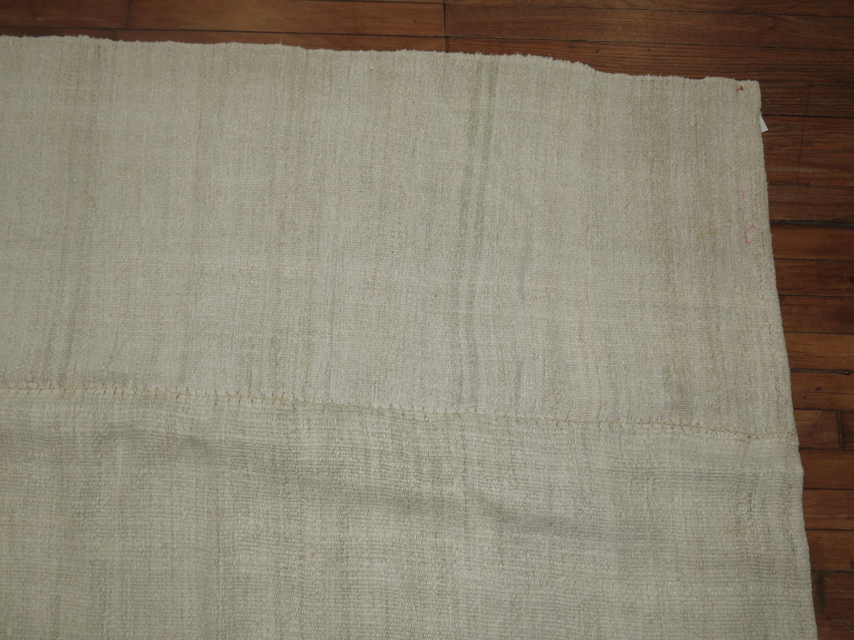 Monochromatic Ivory Turkish Room Size Kilim, Late 20th Century In Excellent Condition For Sale In New York, NY
