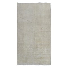 Alfombra turca desgastada monocromática neutra