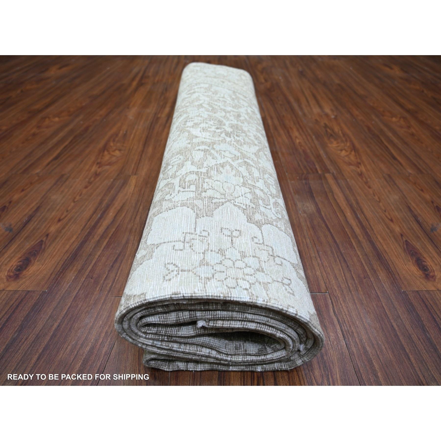 Tapis monochromatique en laine surteinte, usée et vieillie, noué à la main à Knots Rugs Kerman en vente 3