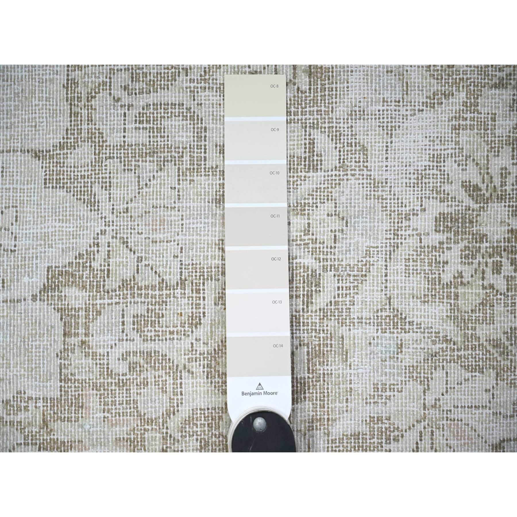 Laine Tapis monochromatique en laine surteinte, usée et vieillie, noué à la main à Knots Rugs Kerman en vente
