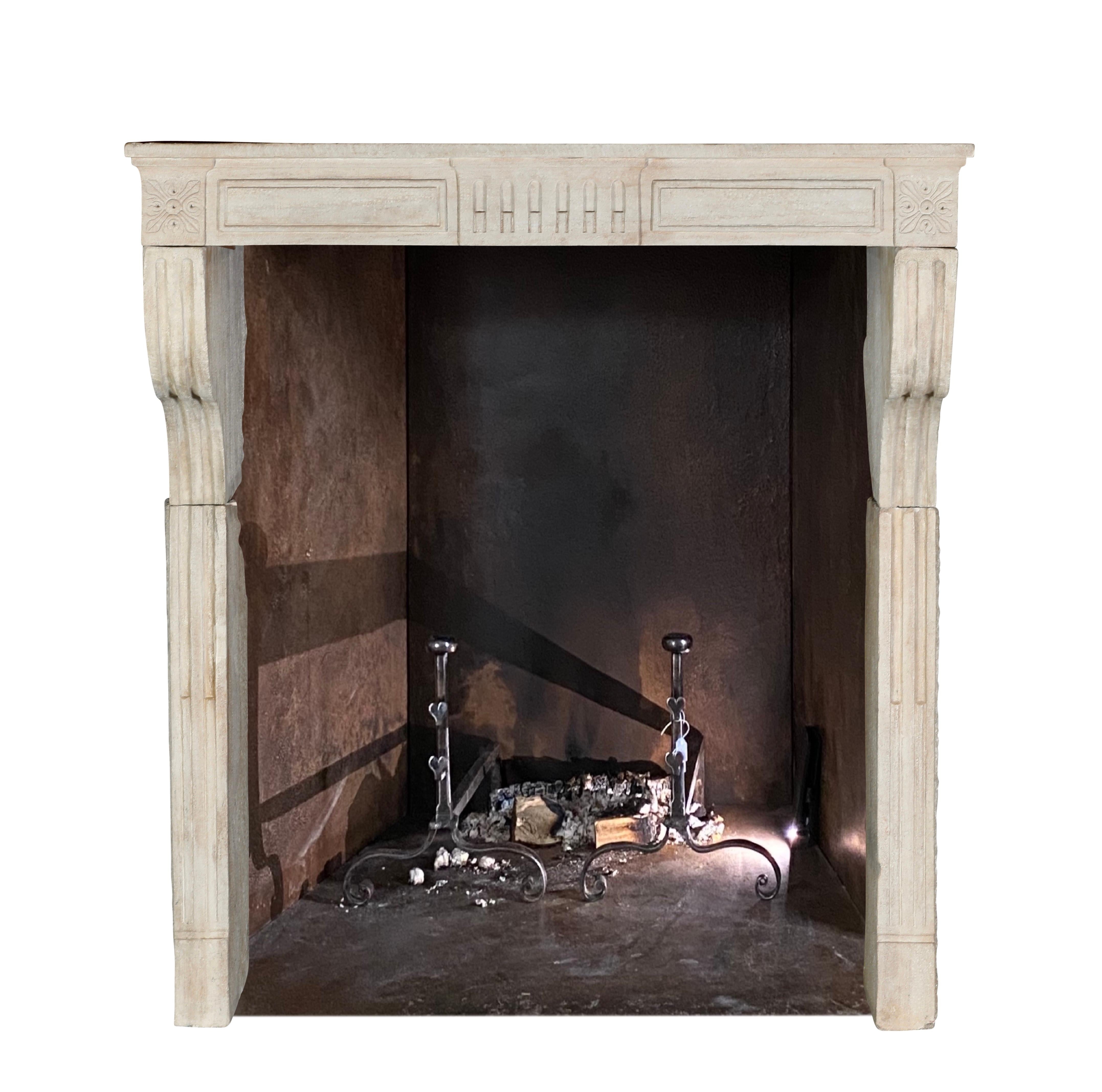 XVIIIe siècle et antérieur Monochrome Beige Cheminée française du 18ème siècle en pierre calcaire Louis XVI en vente