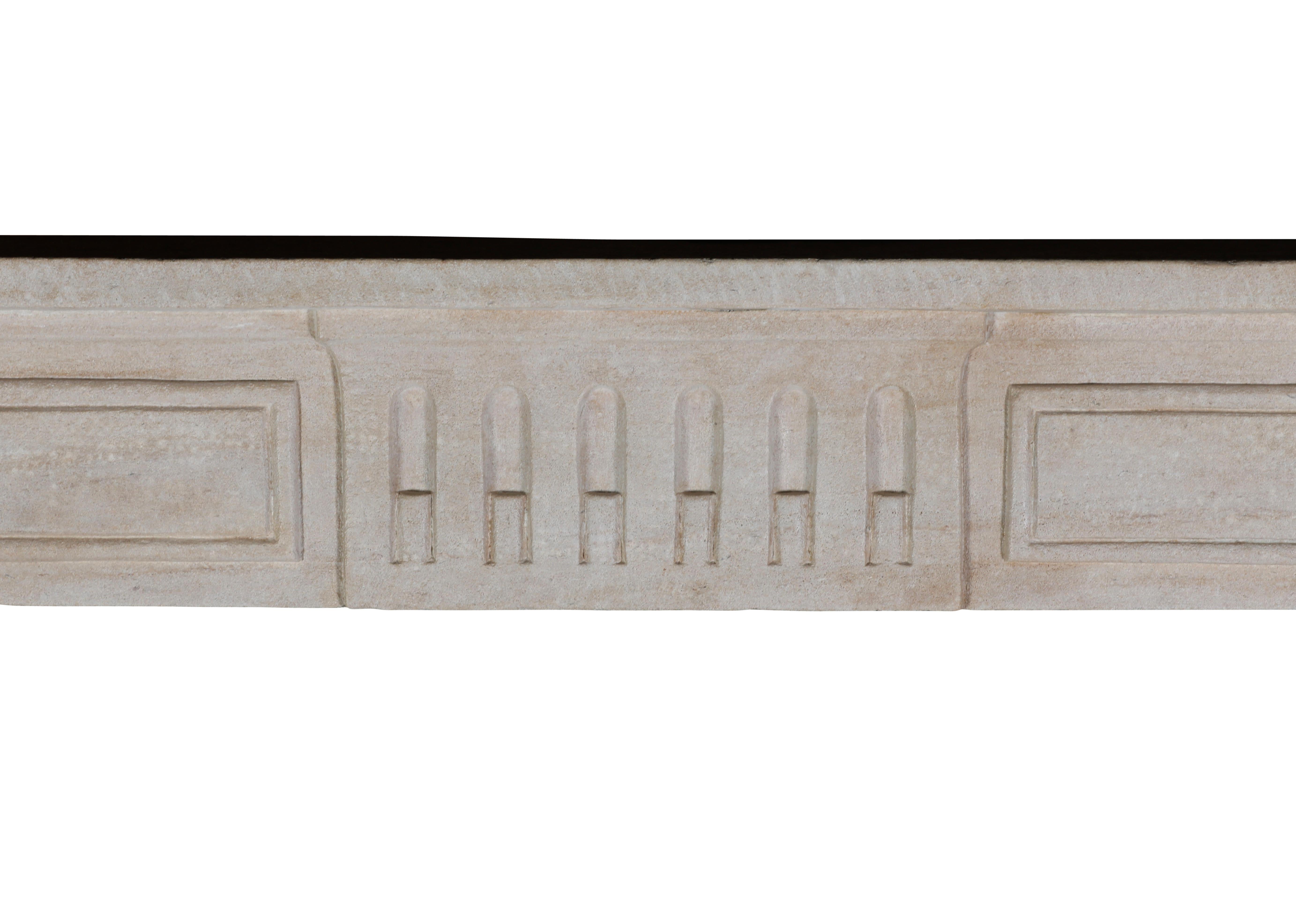 Pierre Monochrome Beige Cheminée française du 18ème siècle en pierre calcaire Louis XVI en vente