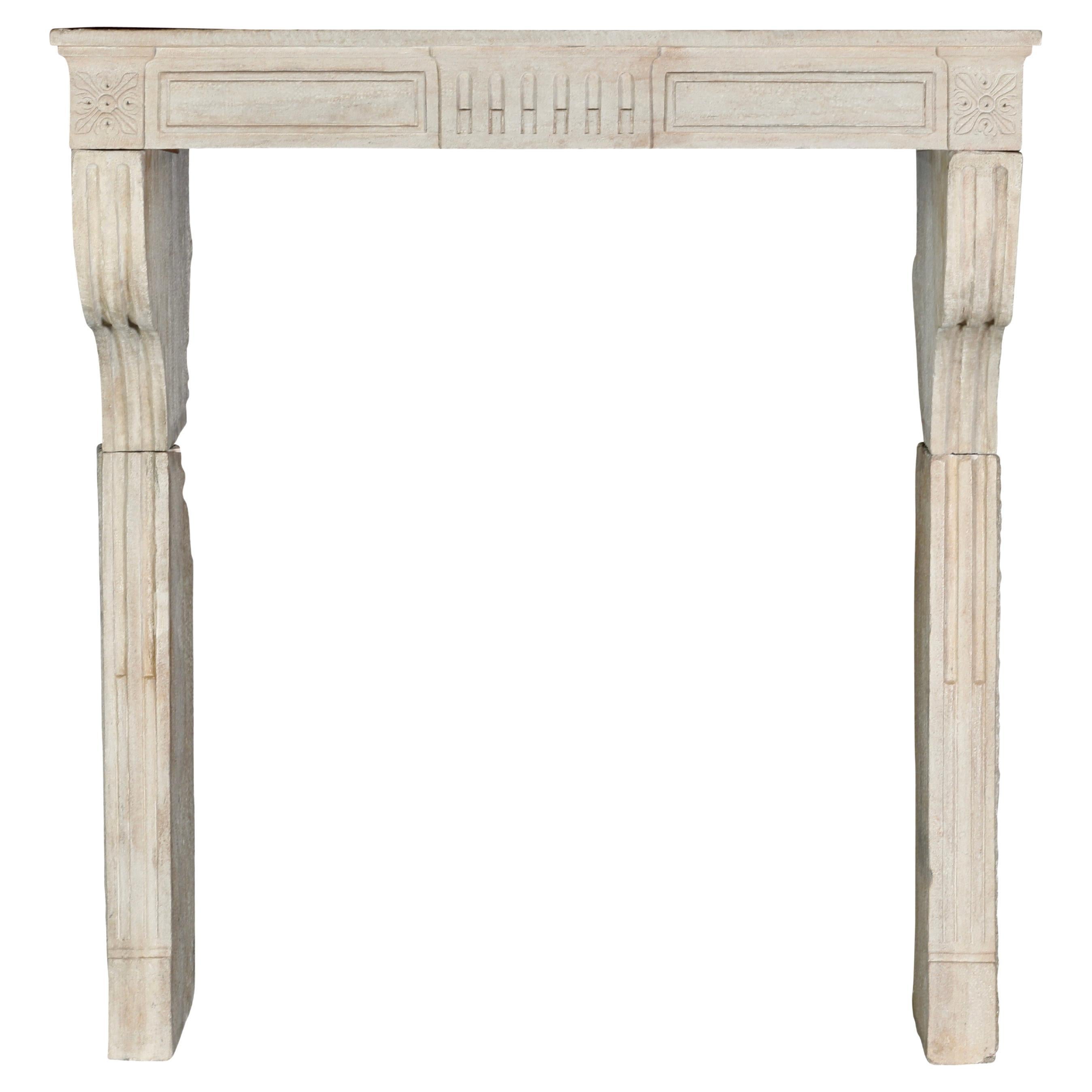 Revestimiento de chimenea francesa monocromo beige del siglo XVIII en piedra caliza Luis XVI
