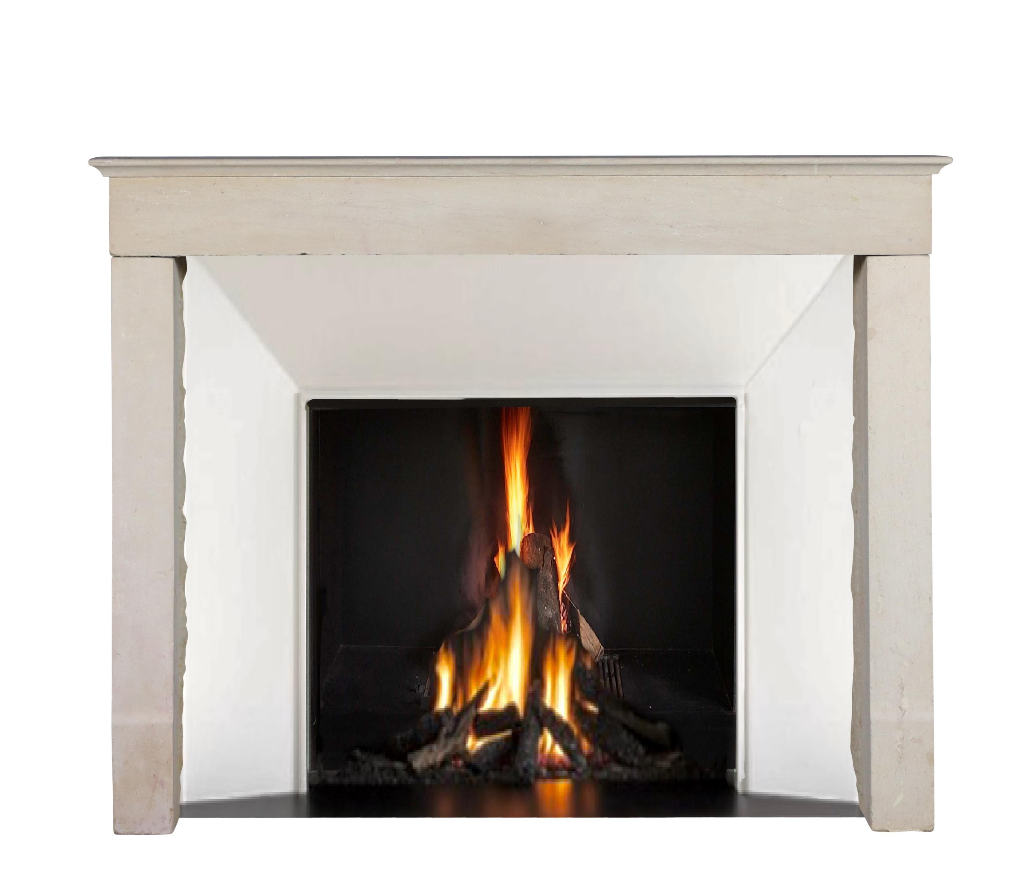 Revestimiento de chimenea de piedra caliza beige monocromo con diseño recto y minimalista Caliza en venta