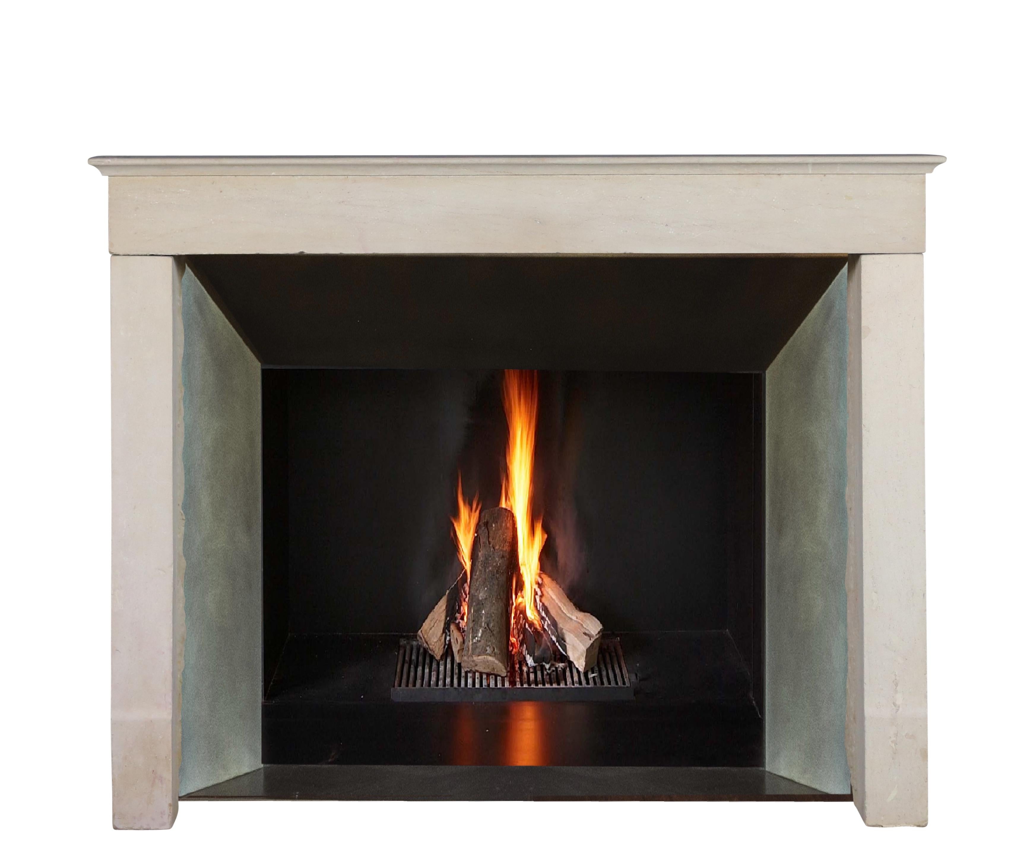 Revestimiento de chimenea de piedra caliza beige monocromo con diseño recto y minimalista en Bueno estado para la venta en Beervelde, BE