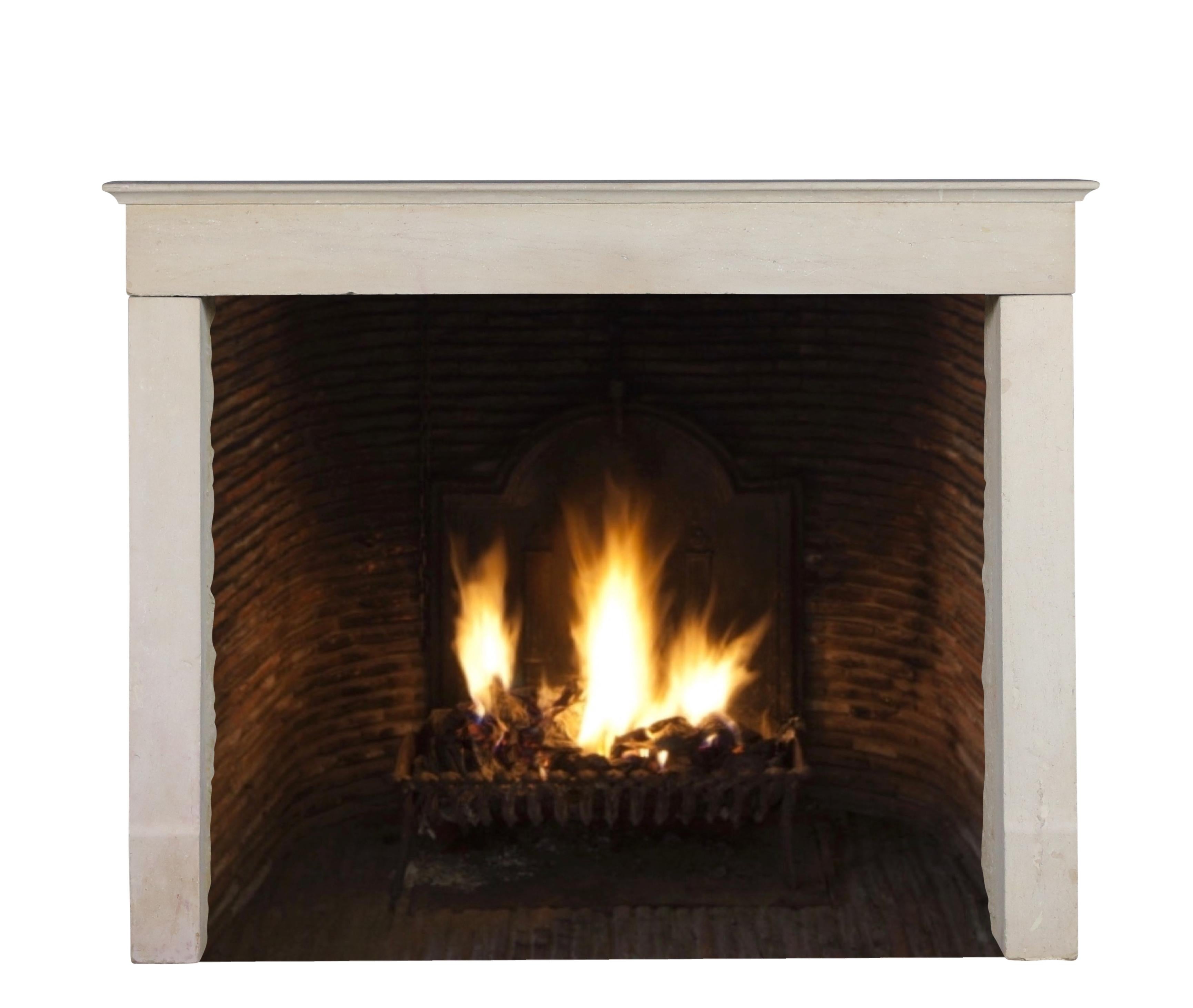 Monochrome Beige Limestone Fireplace Surround With Straight Minimal Design In Good Condition For Sale In Beervelde, BE