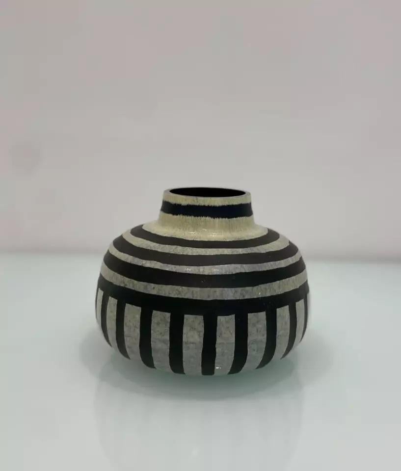 Vase décoratif monochrome en verre de studio contemporain à deux vases. 

Avec un motif abstrait, il peut joliment compléter de nombreux styles d'intérieur. Polyvalent, il est parfait pour servir d'ornement décoratif ou de vase floral.