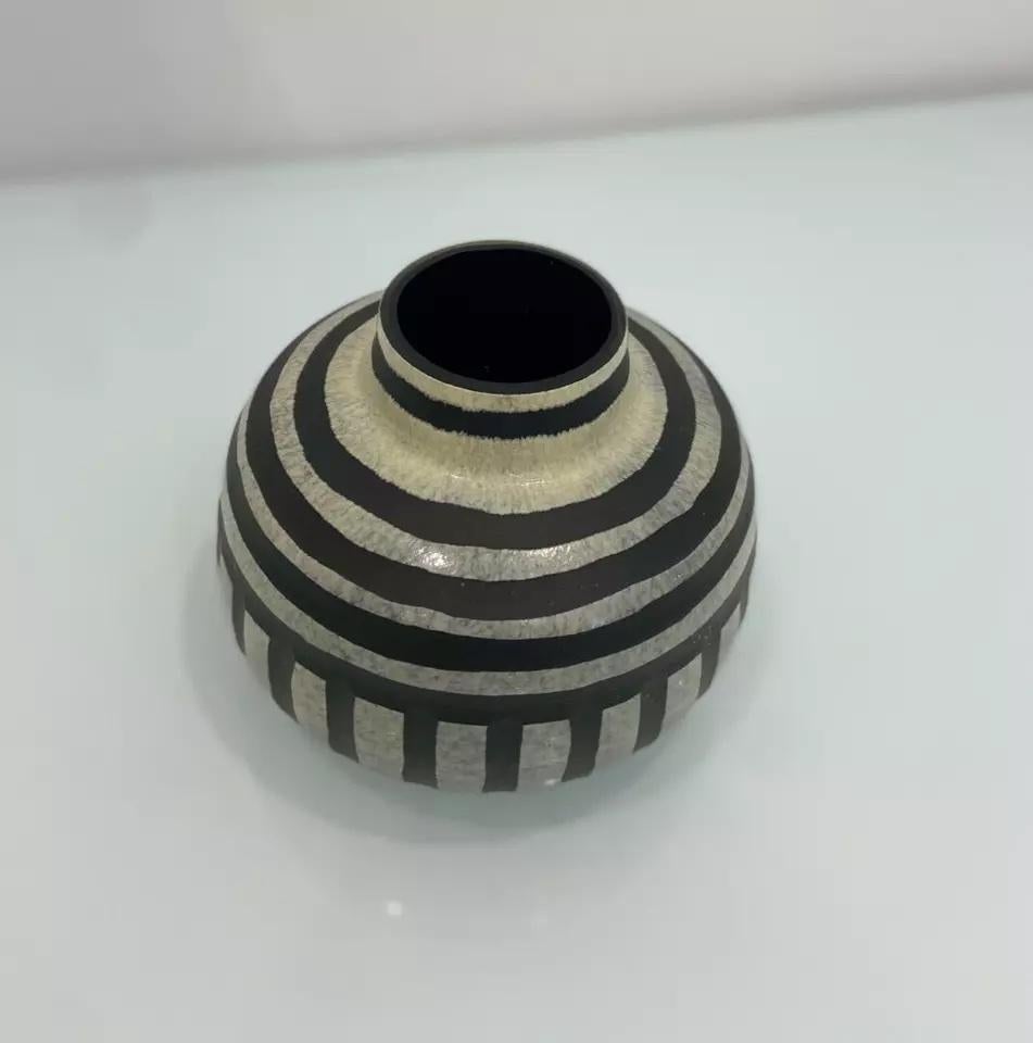 Moderne Vase décoratif Monochrome Two Case Glass Studio en vente