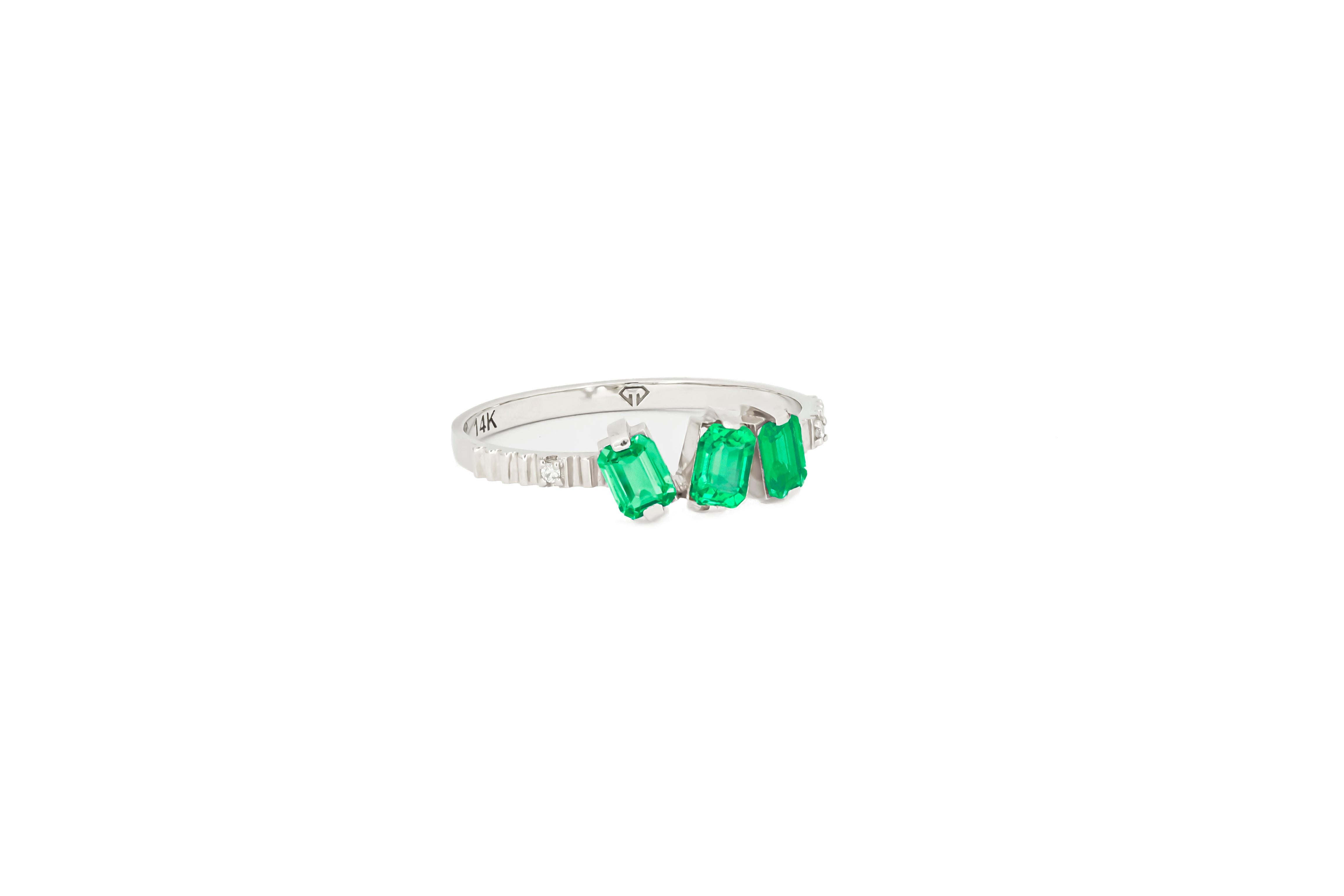 Modern Monochrome green gemstone 14k ring.  For Sale