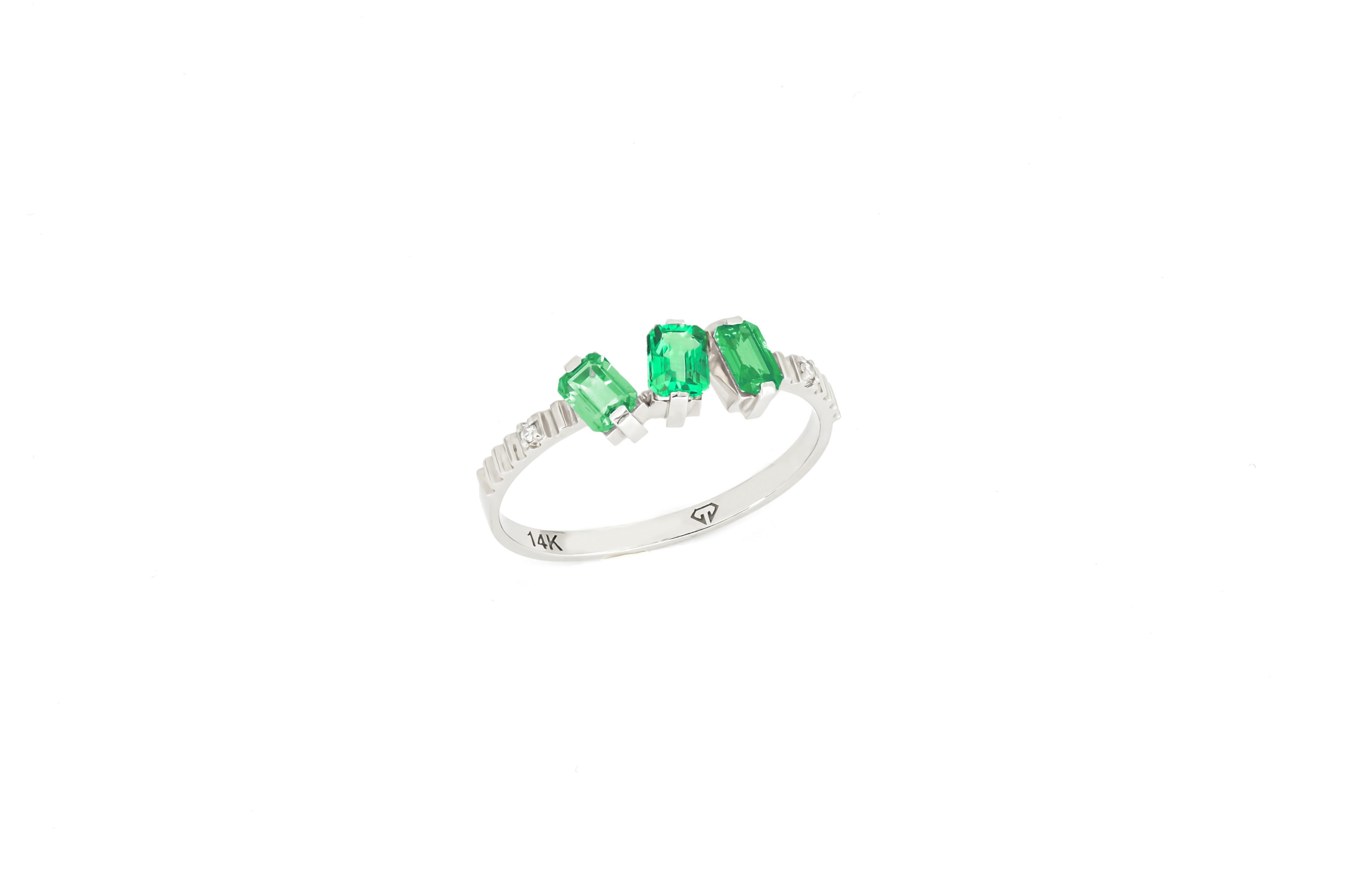 For Sale:  Monochrome green gemstone 14k ring 5