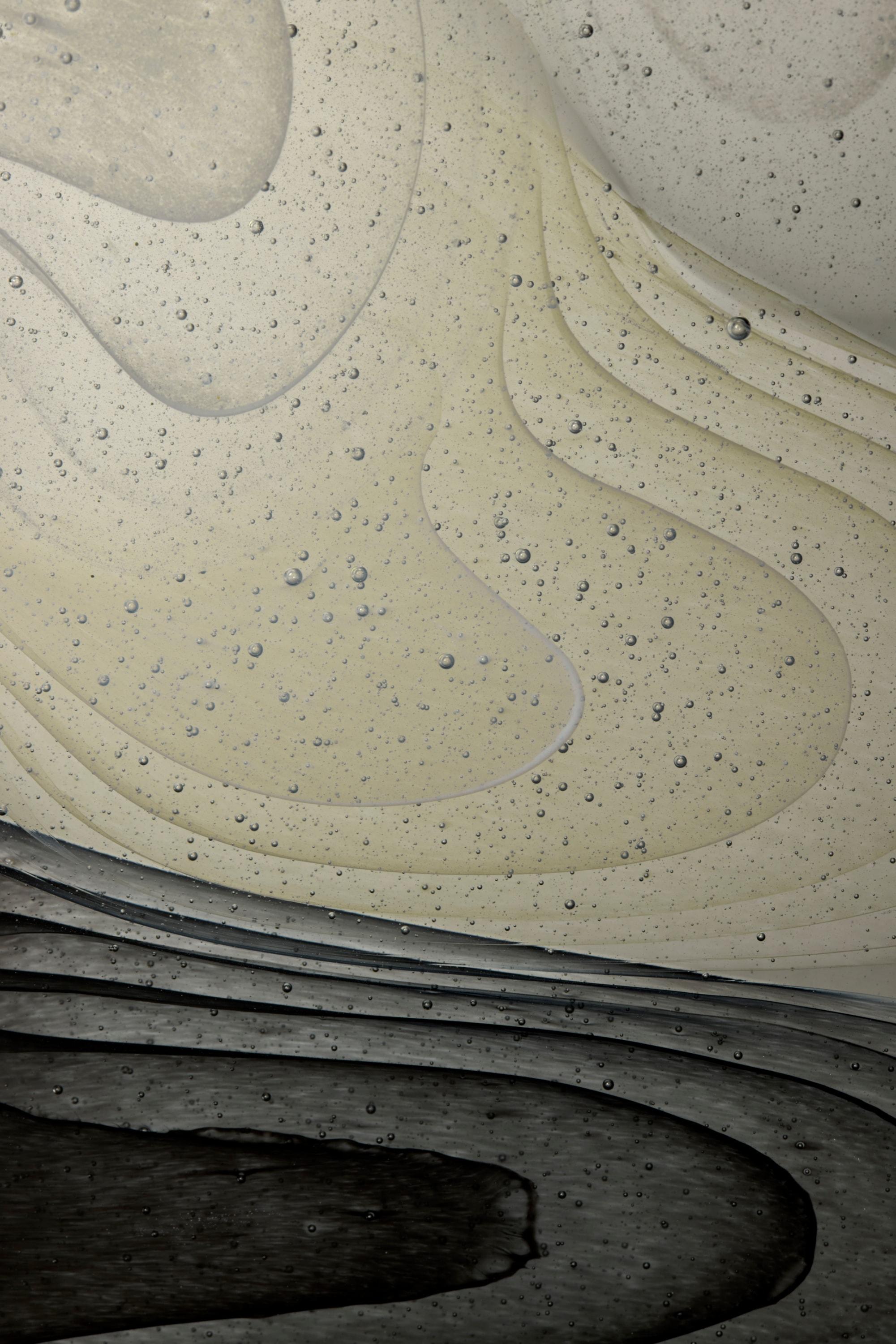 Britannico Monochrome Interaction, a white & grey cast glass sculpture by Helen Restorick in vendita