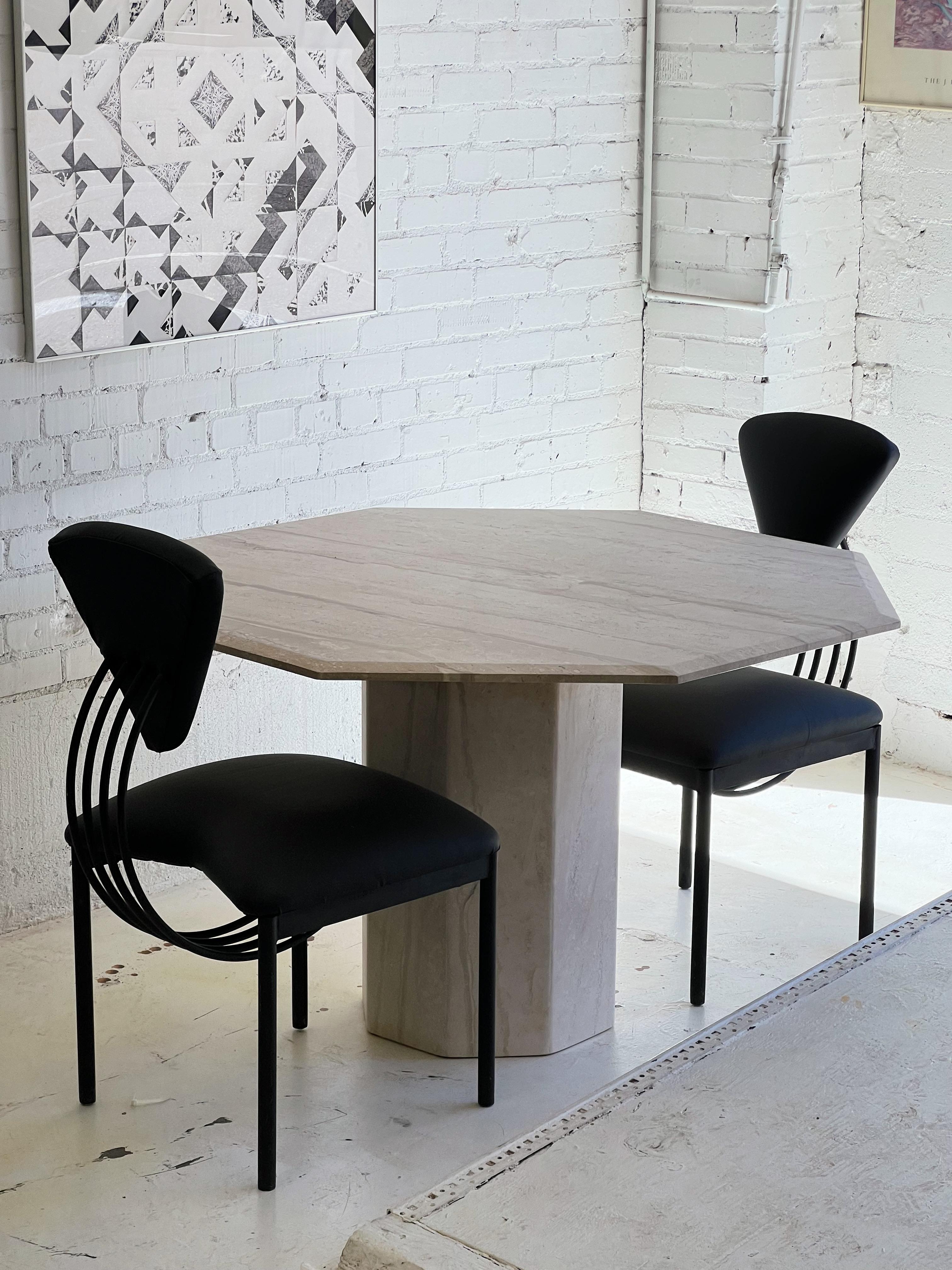 Monochrome Stühle im Memphis-Stil im Stil von Ettore Sottsass (Eisen) im Angebot