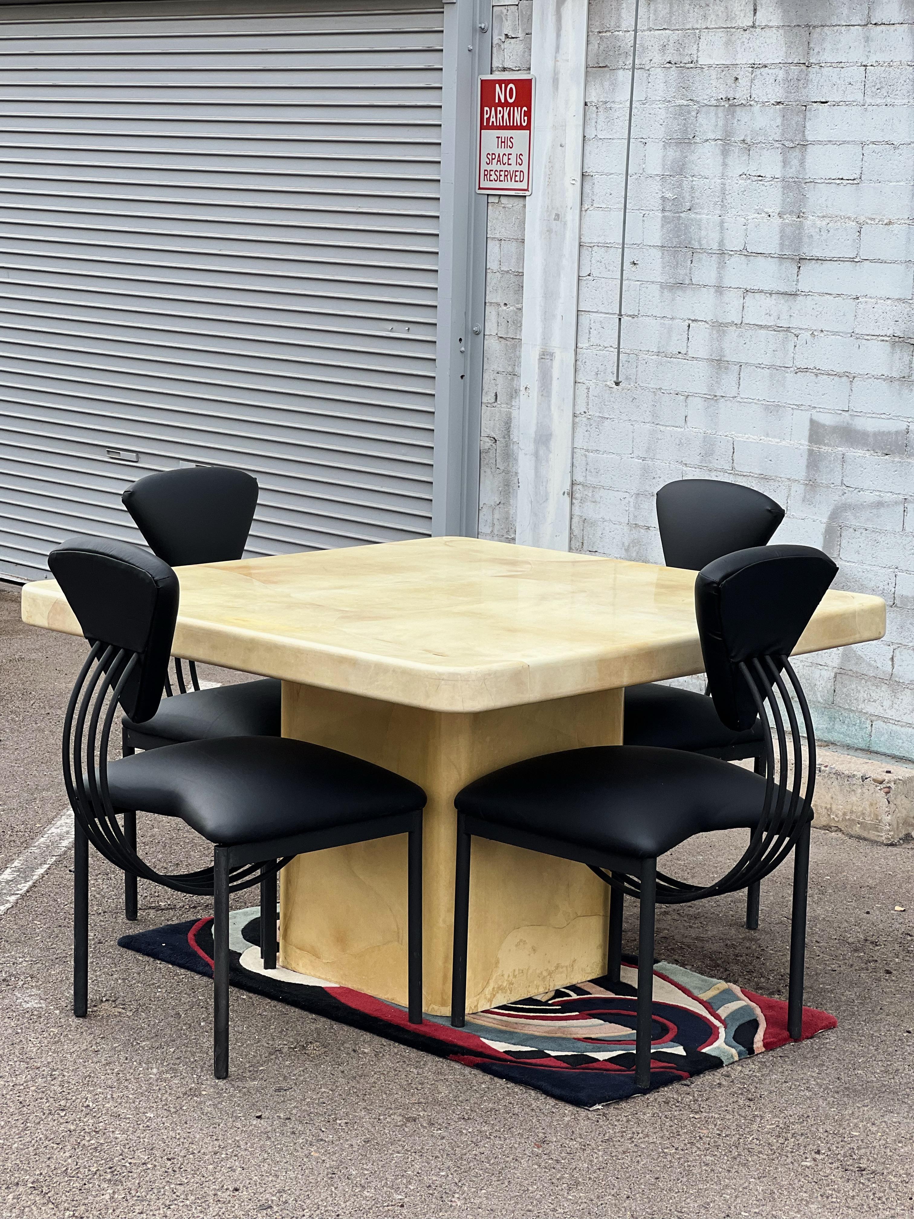 Monochrome Stühle im Memphis-Stil im Stil von Ettore Sottsass im Angebot 1