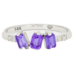 Anello monocromatico con gemma viola 14k