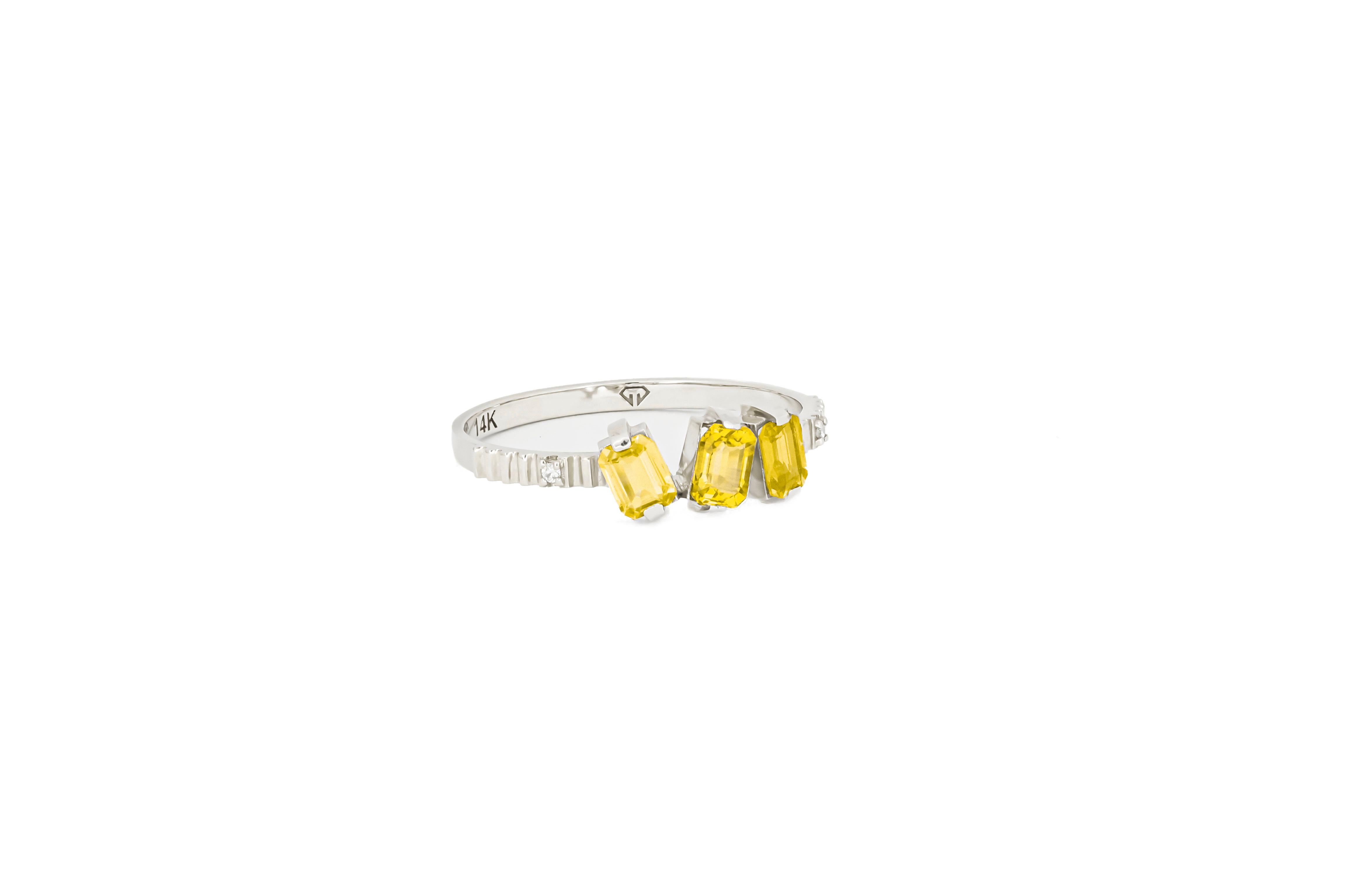 Modern Monochrome yellow gemstone 14k ring. For Sale
