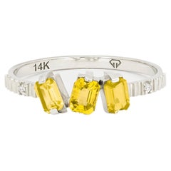 Monochrome yellow gemstone 14k ring.