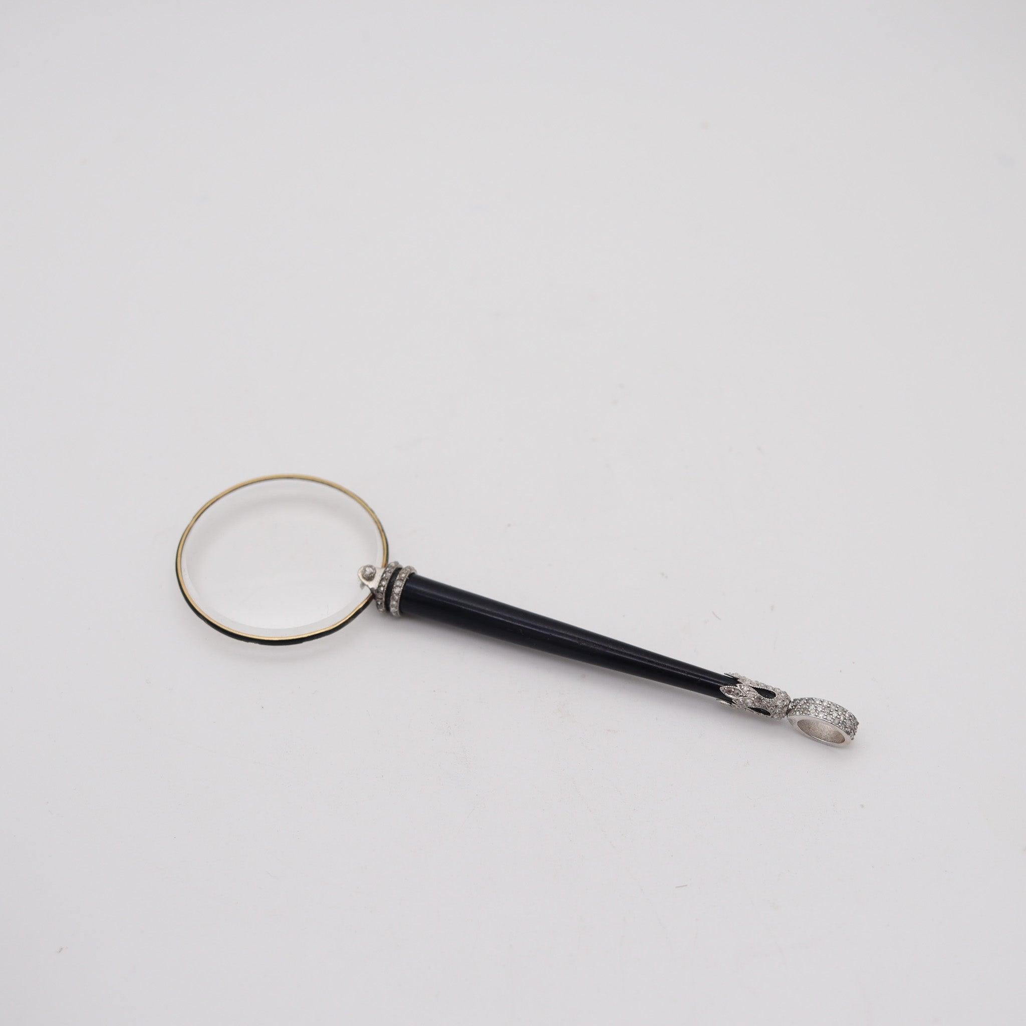 Pendentif lorgnette-monocle en verre simple de style édouardien.

Il s'agit d'une magnifique loupe à lorgnette-monocle à une seule lentille, créée en Amérique à l'époque édouardienne et à la Belle Époque, dans les années 1900. La lorgnette a été