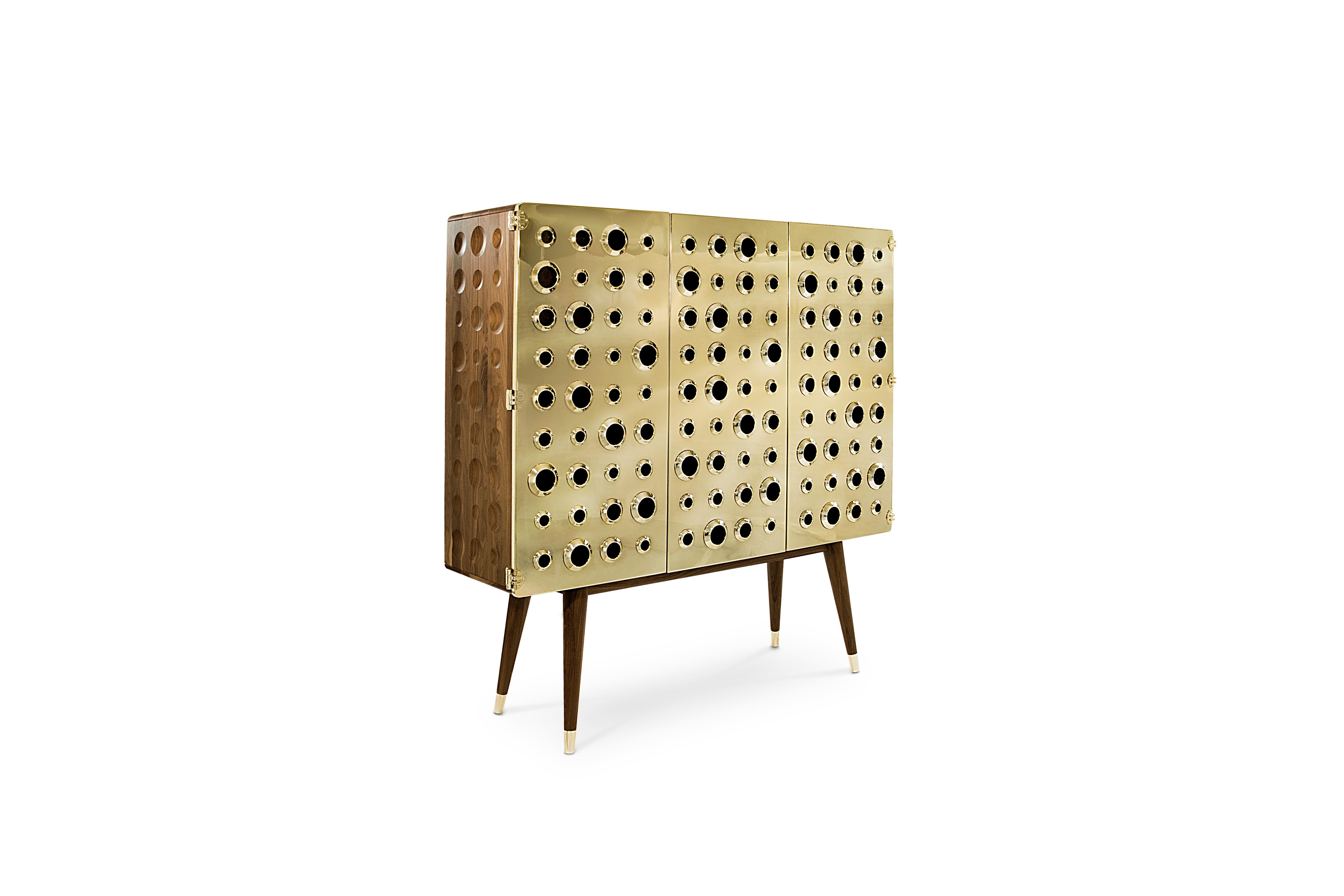 If you are a fan of the James Bond world, you will certainly be dazzled with this golden eye‐catching piece. We named this cabinet 