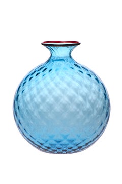 Vaso in vetro Monofiore Balloton in acquamarina con bordo in filo rosso di Venini