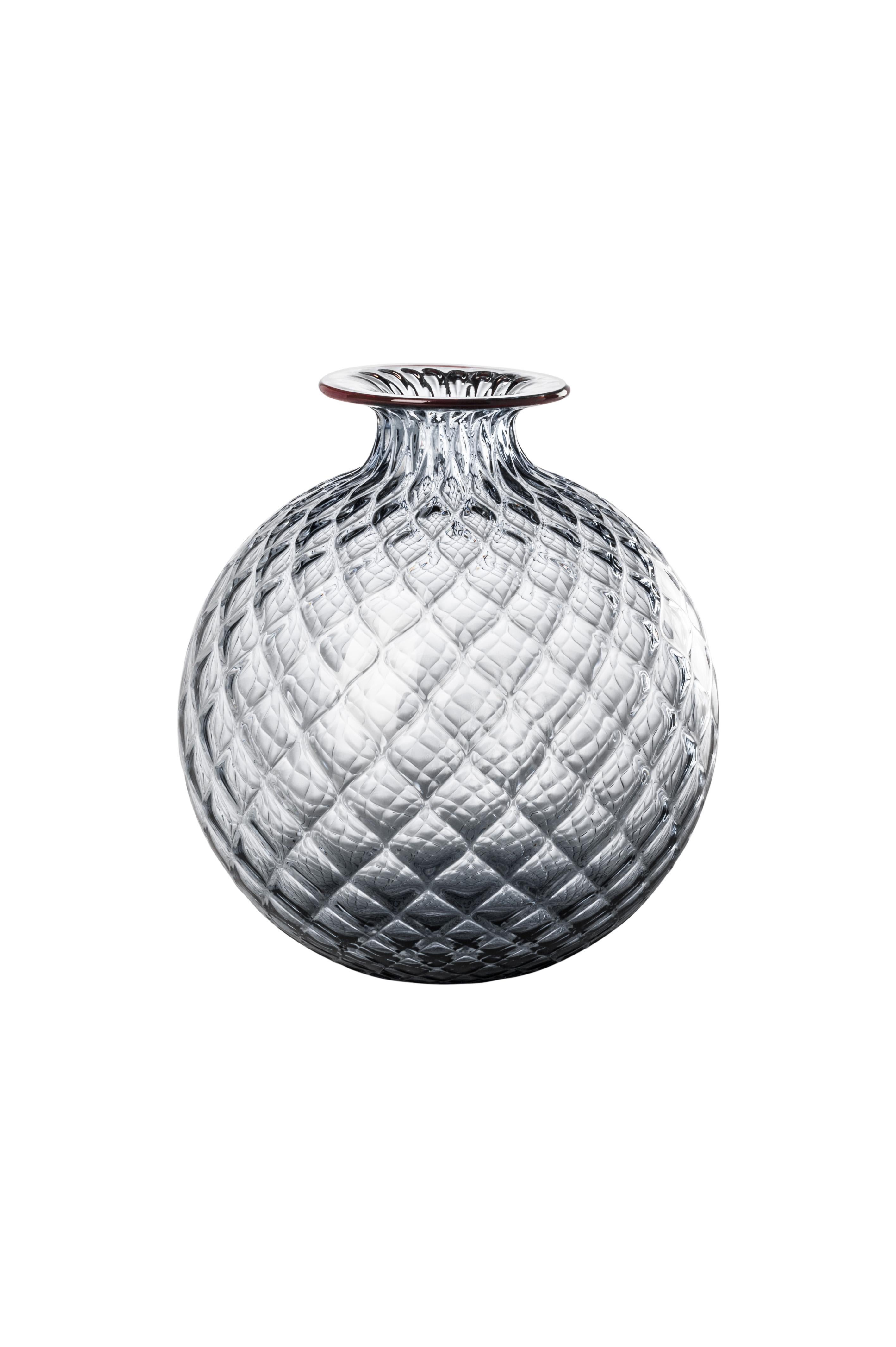 Vaso in vetro di Venini con corpo pieno e superficie strutturata con motivo a forma di esagono in grigio, disegnato nel 1970. Perfetto per l'arredamento di interni come contenitore o come pezzo forte per qualsiasi stanza. Disponibile anche in altri