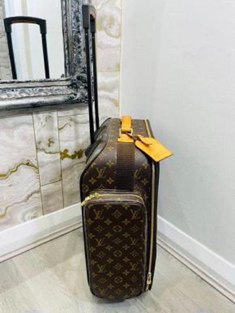  Louis Vuitton Monogramm Segeltuch Bosphore Trolley 50 Rollendes Reisegepäck
 
 Einzigartiger Cabin-Gehäuse mit ikonischemLV-Logo-Monogramm, mit abnehmbarem Griff, äußerer Ablage
 
 Tasche. Trimiert mit Lederdetails durch und durch und mit goldenen