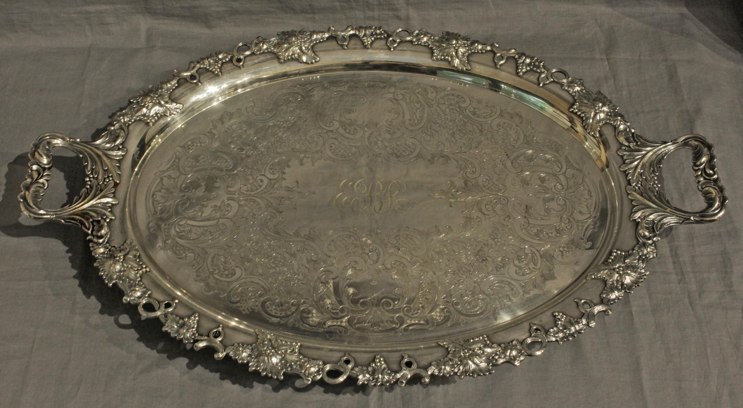 Un vassoio da tè ovale di Gorham di qualità superba, placcato in argento e rame, con motivi vintage fusi. Monogram 