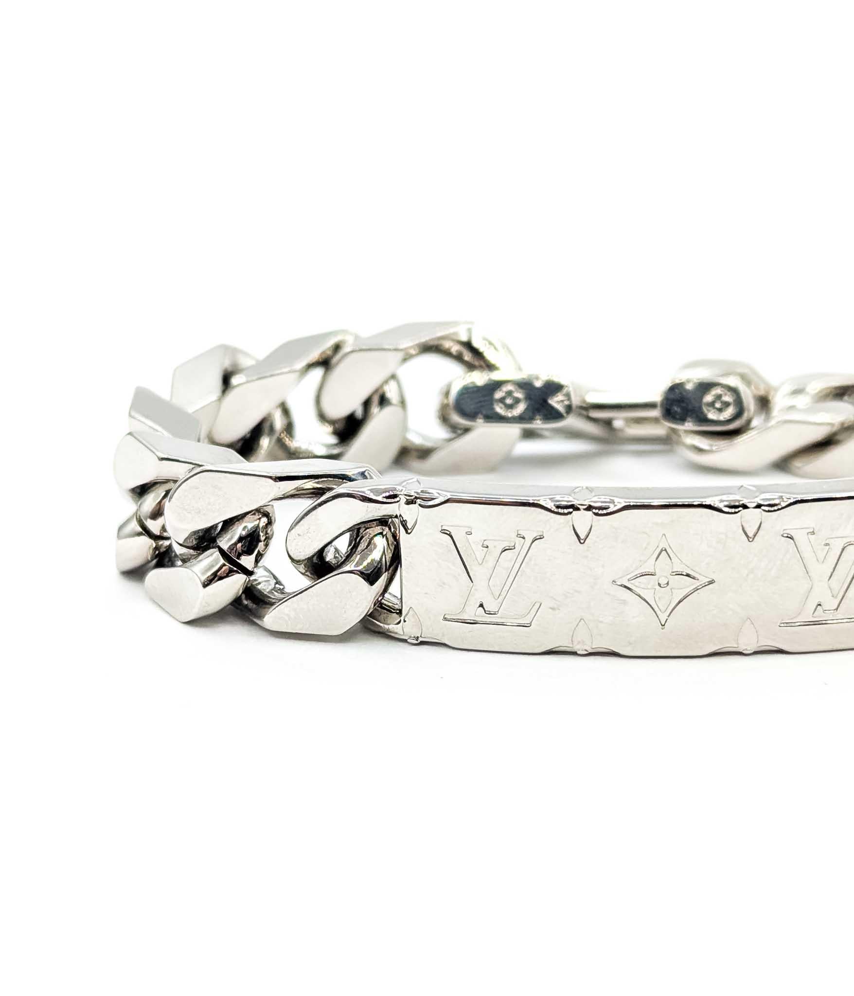 Esta pulsera está fabricada en metal precioso pulido y presenta el icónico diseño del Monograma de Louis Vuitton grabado en su atrevida placa de identificación. Los considerables eslabones de la cadena crean una silueta llamativa y moderna que
