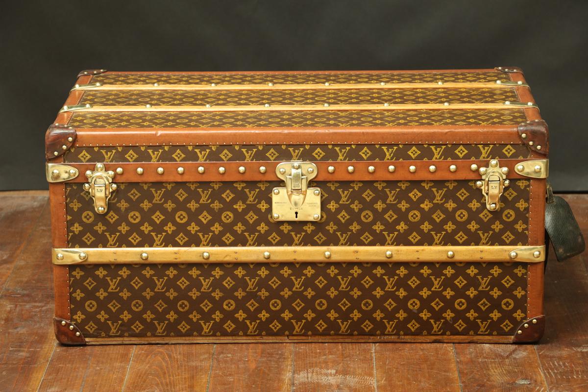 Louis Vuitton monogram trunk
Stencil LV Monogram
Trunk only cleaned, no restoration
Original interior, new condition
Rare format, because the trunk is higher than a Classic trunk cabin.