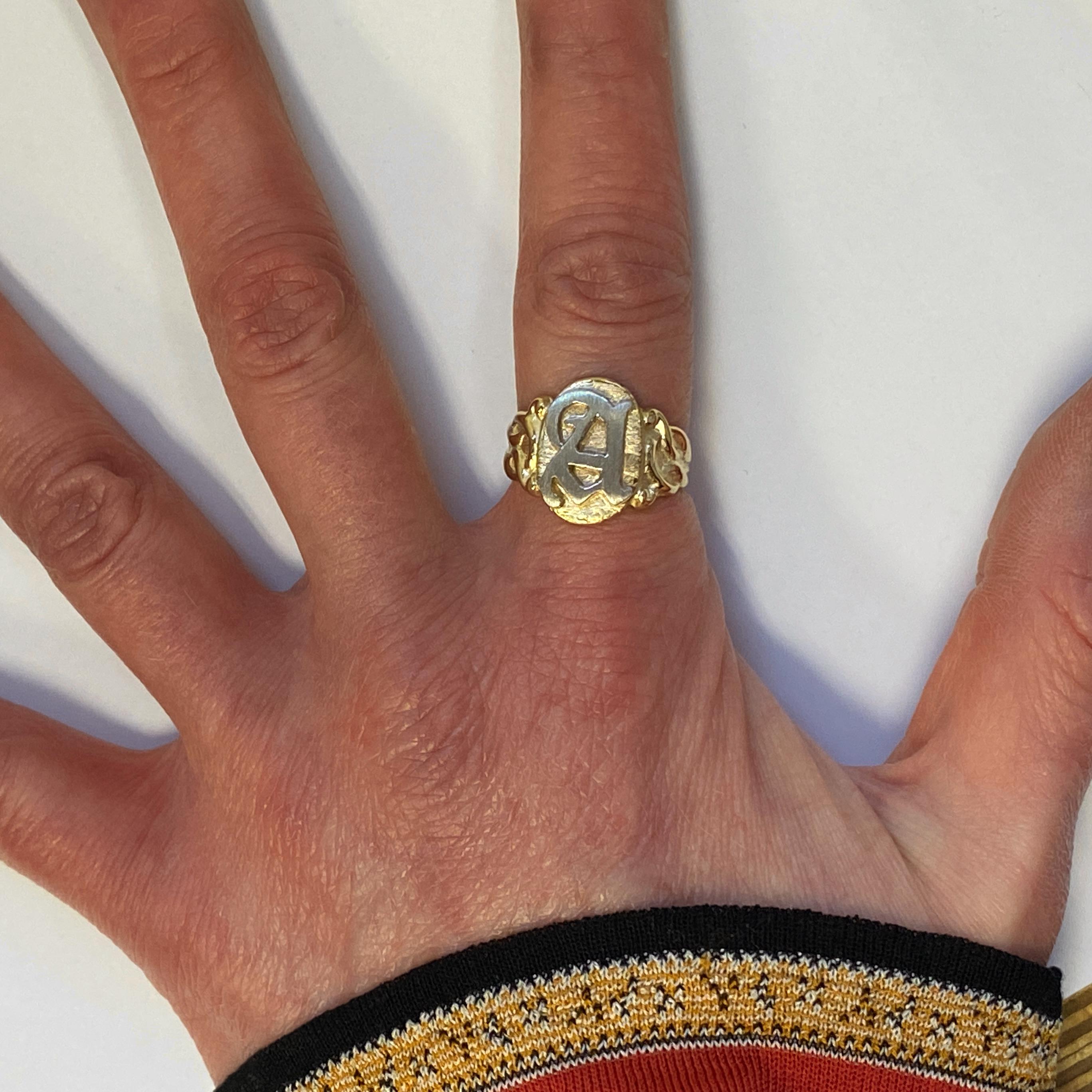 Monogramm-Ring aus Platin auf Gelbgold mit altem englischem Buchstaben 