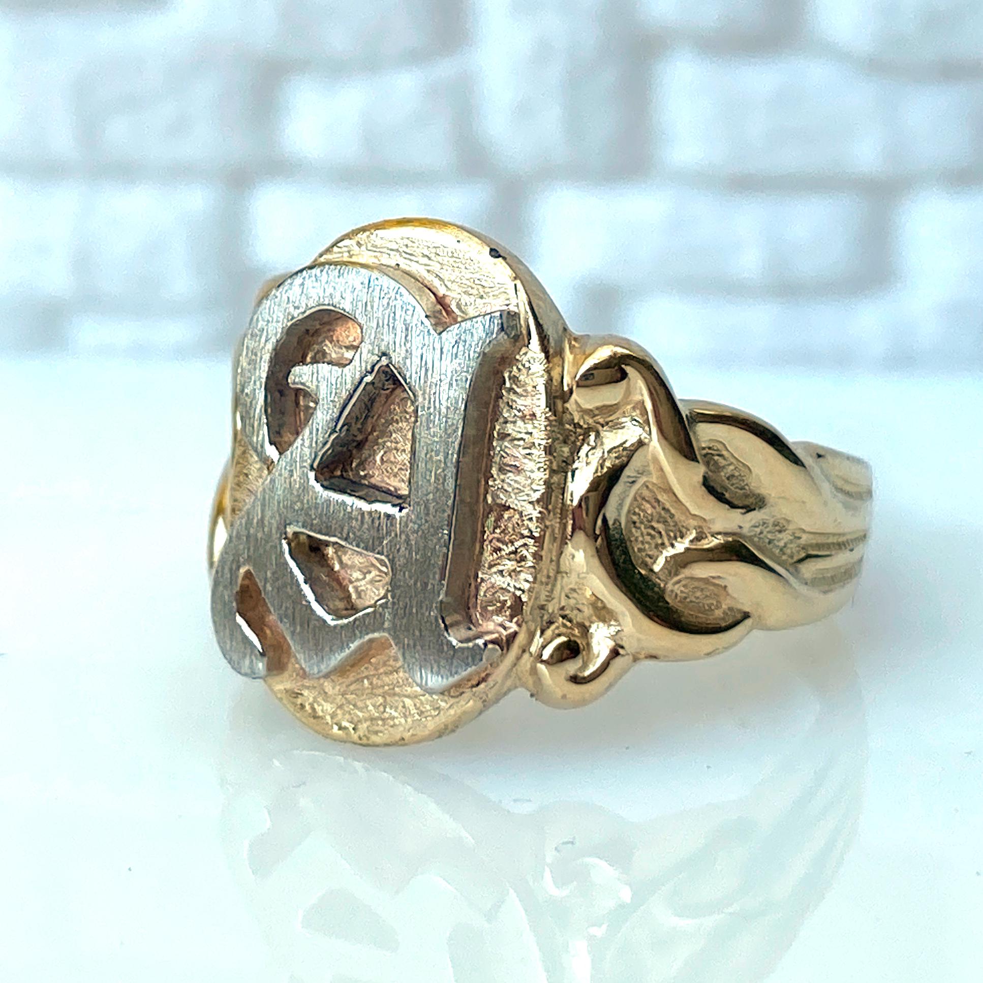 Monogramm-Ring aus Platin auf Gelbgold mit altem englischem Buchstaben 