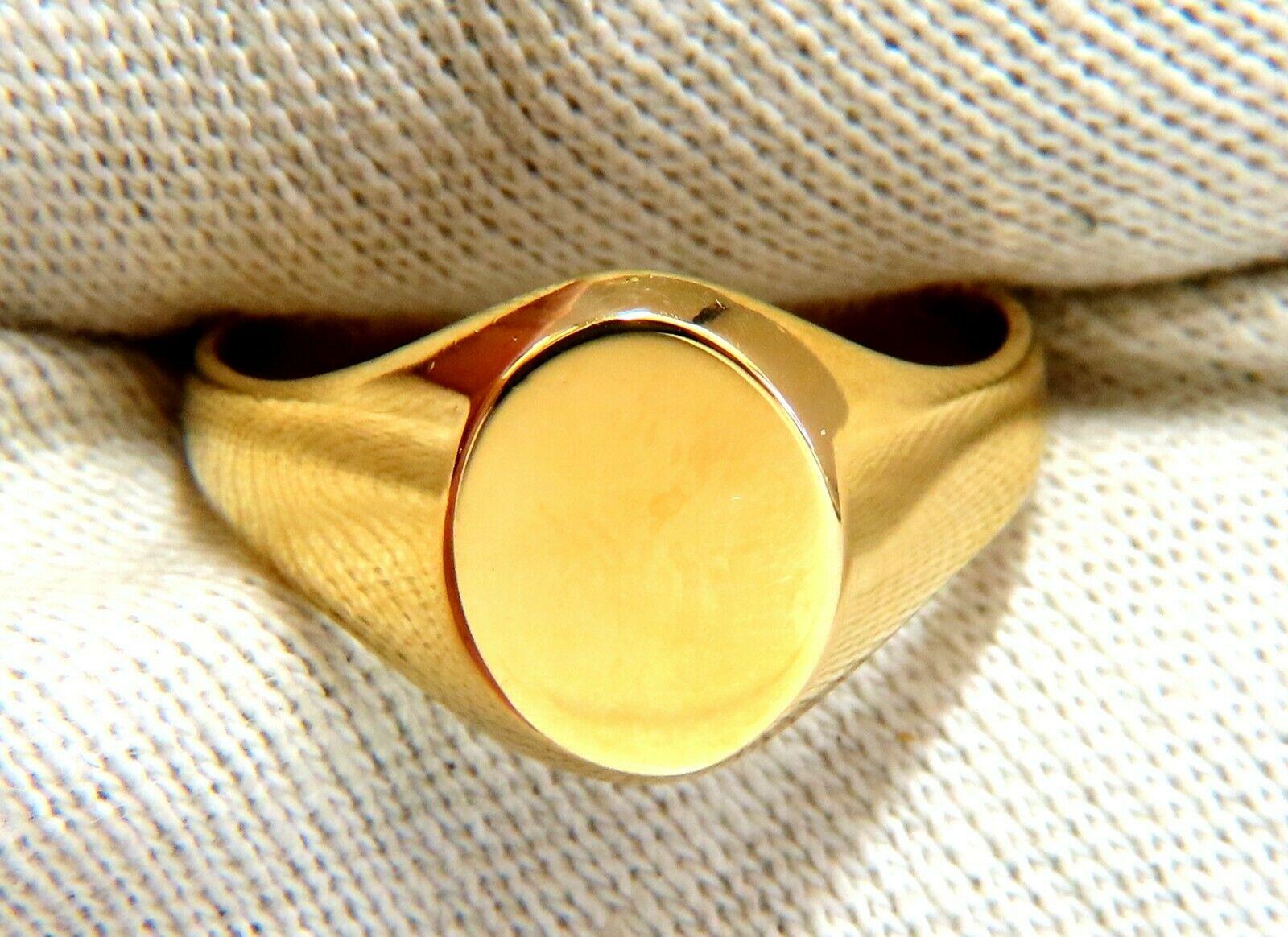 Unisex monogram ring. Signet Classic

Solid, high shine gold finish.

12.7mm wide

Monogram area: 11.7 x 8.3mm

Depth: 2.9mm

14 karat yellow gold.

4.7 Grams