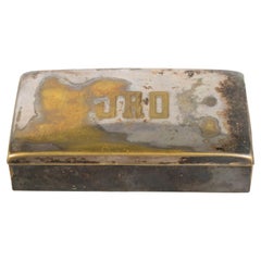Boîte à cigarettes monogrammée « JRO » en métal argenté vers 1950