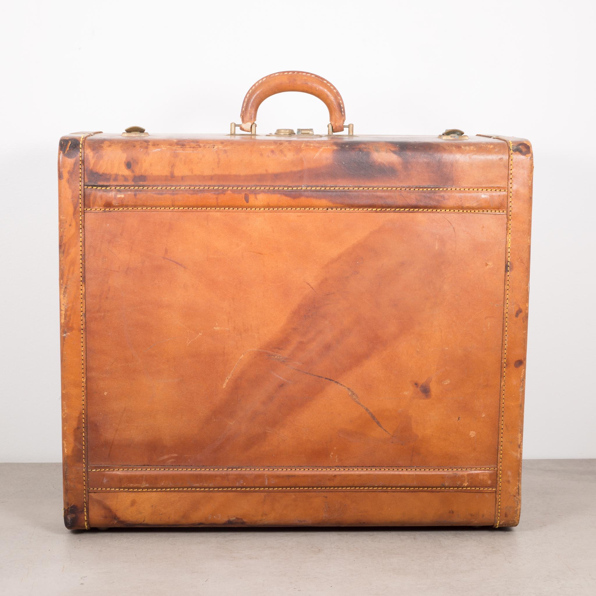 About:

This a vintage leather suitcase with leather handle and brass locks. The locks open properly. The suitcase is monogrammed 