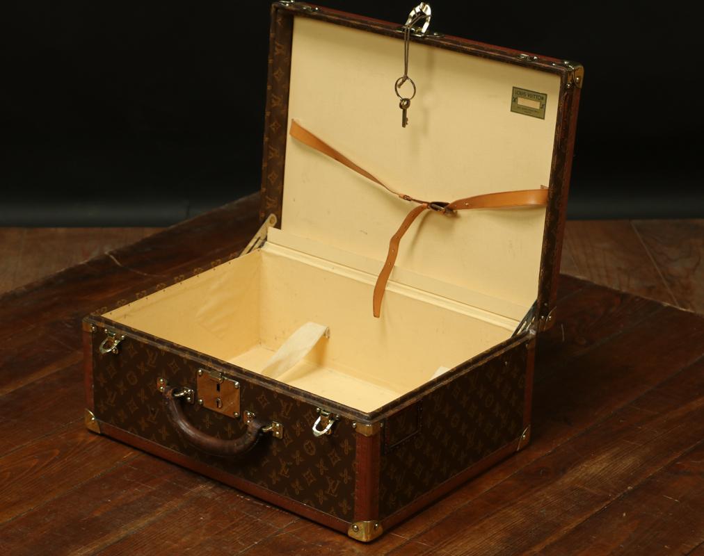 Monogrammed Louis Vuitton Shirt Suitcase, Super President, 1950s In Excellent Condition For Sale In Haguenau, FR