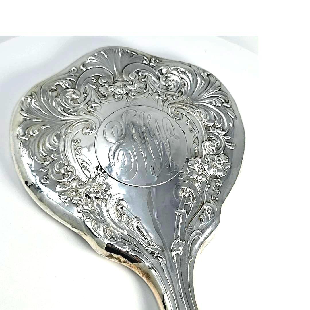 Specchio a mano in argento sterling con bordo smussato. Monogrammi con le iniziali 